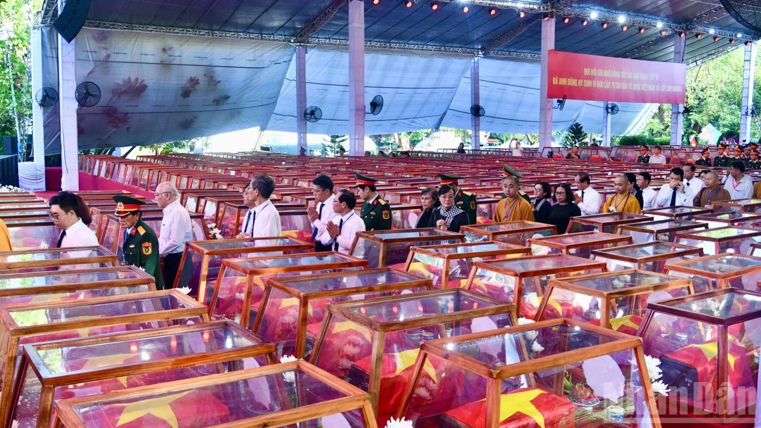 Các đồng chí lãnh đạo, nguyên lãnh đạo Đảng, Nhà nước, nhân dân vào viếng các Anh hùng liệt sĩ. Ảnh: THANH GIANG)