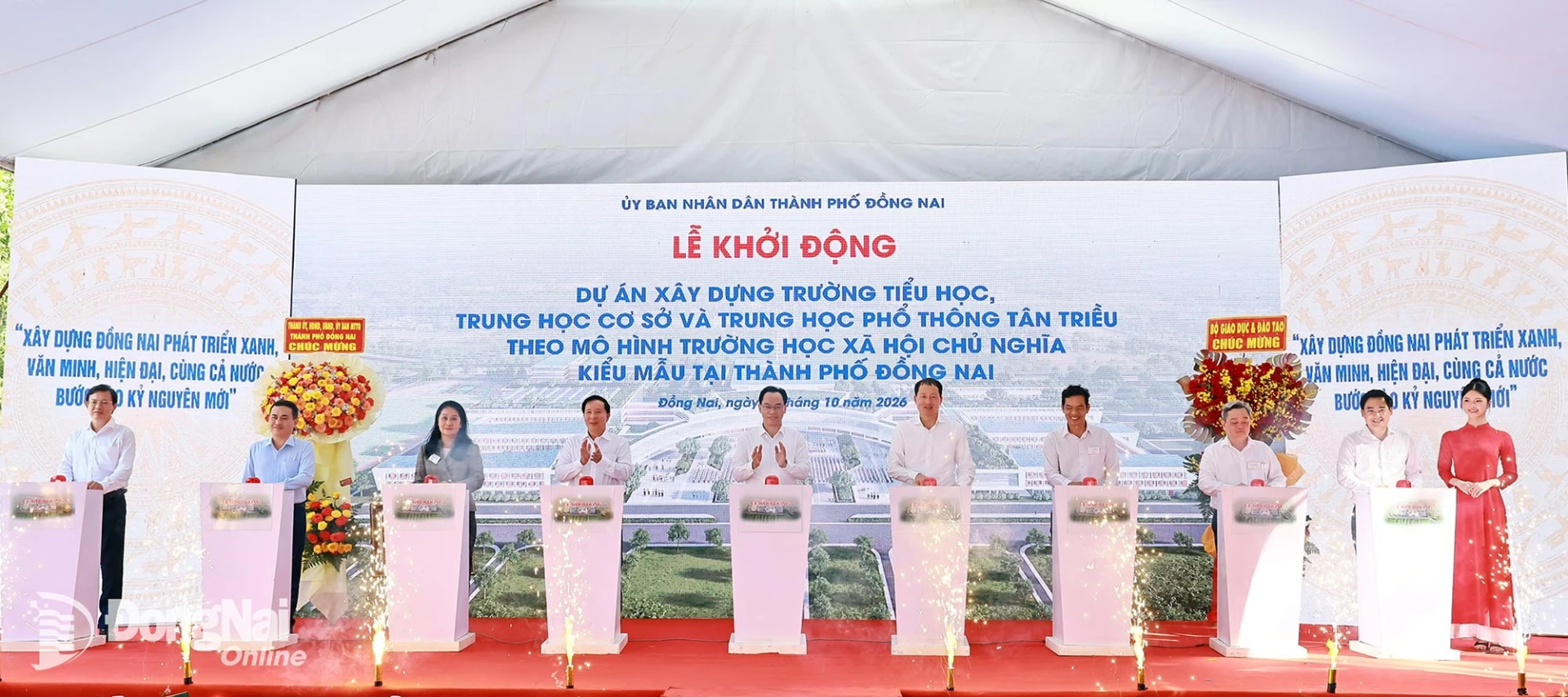 Các đại biểu ấn nút chính thức khởi động Dự án Xây dựng Trường TH-THCS-THPT Tân Triều theo mô hình trường học xã hội chủ nghĩa. Ảnh: Công Nghĩa