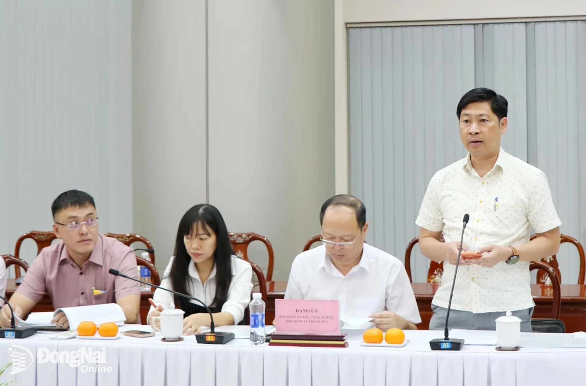 Ph&oacute; Trưởng ban phụ tr&aacute;ch Ban Quản l&yacute; c&aacute;c Khu c&ocirc;ng nghiệp, Khu kinh tế Phạm Việt Phương tr&igrave;nh b&agrave;y kết quả hoạt động của đơn vị. Ảnh: Vương Thế
