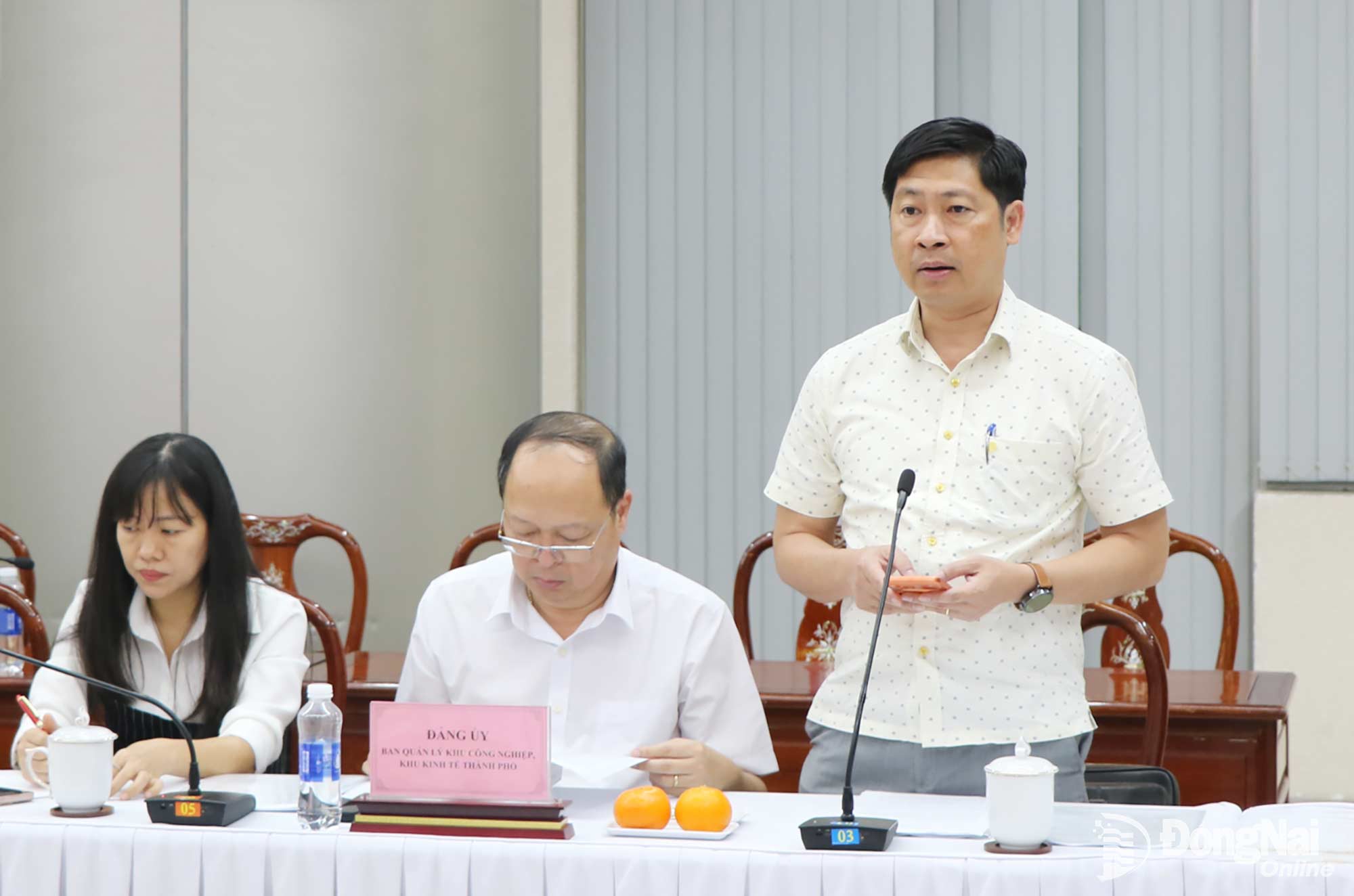 Phó Trưởng ban phụ trách Ban Quản lý các Khu công nghiệp, Khu kinh tế Phạm Việt Phương trình bày kết quả hoạt động của đơn vị. Ảnh: Vương Thế