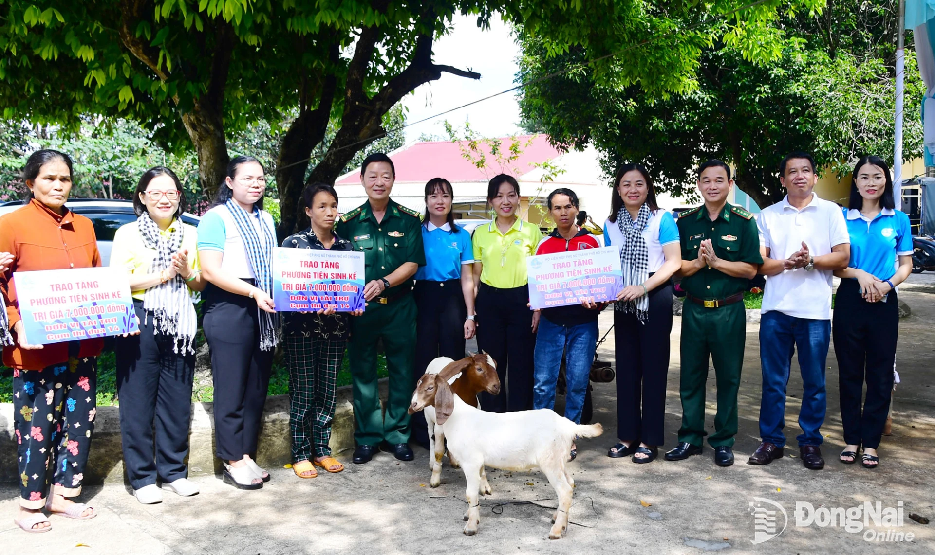 Đại diện Bộ đội Biên phòng, Hội Liên hiệp Phụ nữ thành phố Đồng Nai, Hội Liên hiệp Phụ nữ Thành phố Hồ Chí Minh và các mạnh thường quân trao sinh kế cặp dê giống cho các hộ hội viên phụ nữ khó khăn xã Hưng Phước, thành phố Đồng Nai. Ảnh: Hữu Thịnh