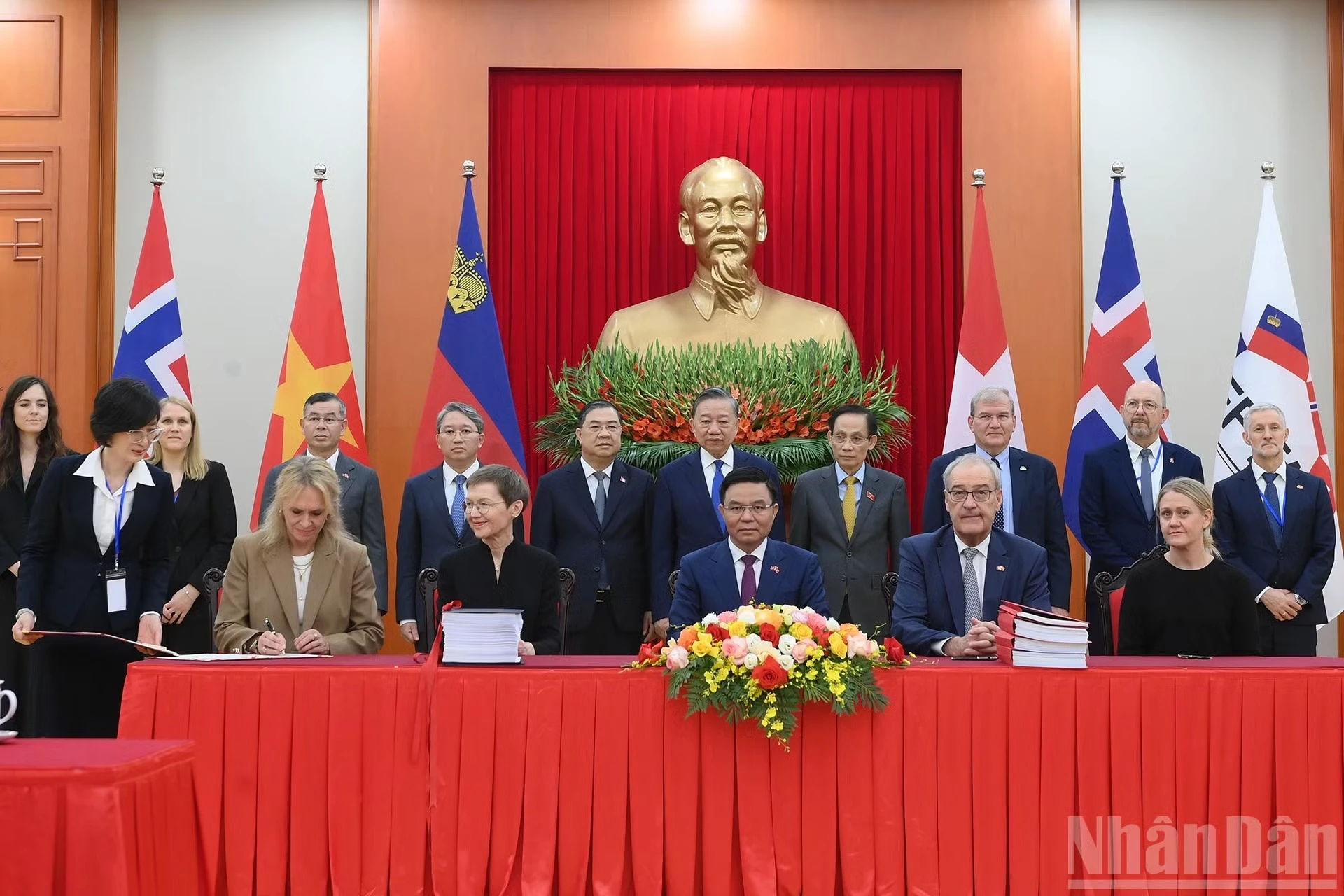 Tổng Bí thư, Chủ tịch nước Tô Lâm và các đại biểu chứng kiến Lễ ký kết Hiệp định Thương mại tự do Việt Nam-EFTA (VEFTA).

