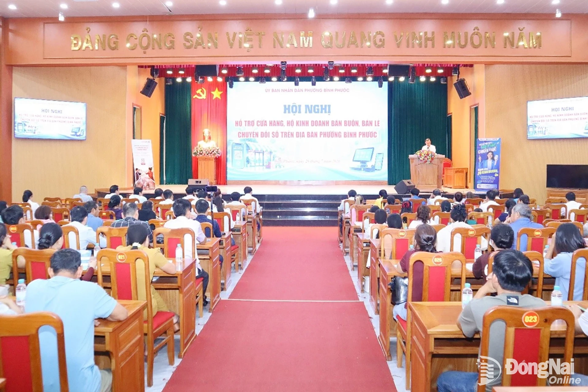 A conference is held in Binh Phuoc Ward to support local wholesale and retail establishments and household businesses in their digital transformation.

