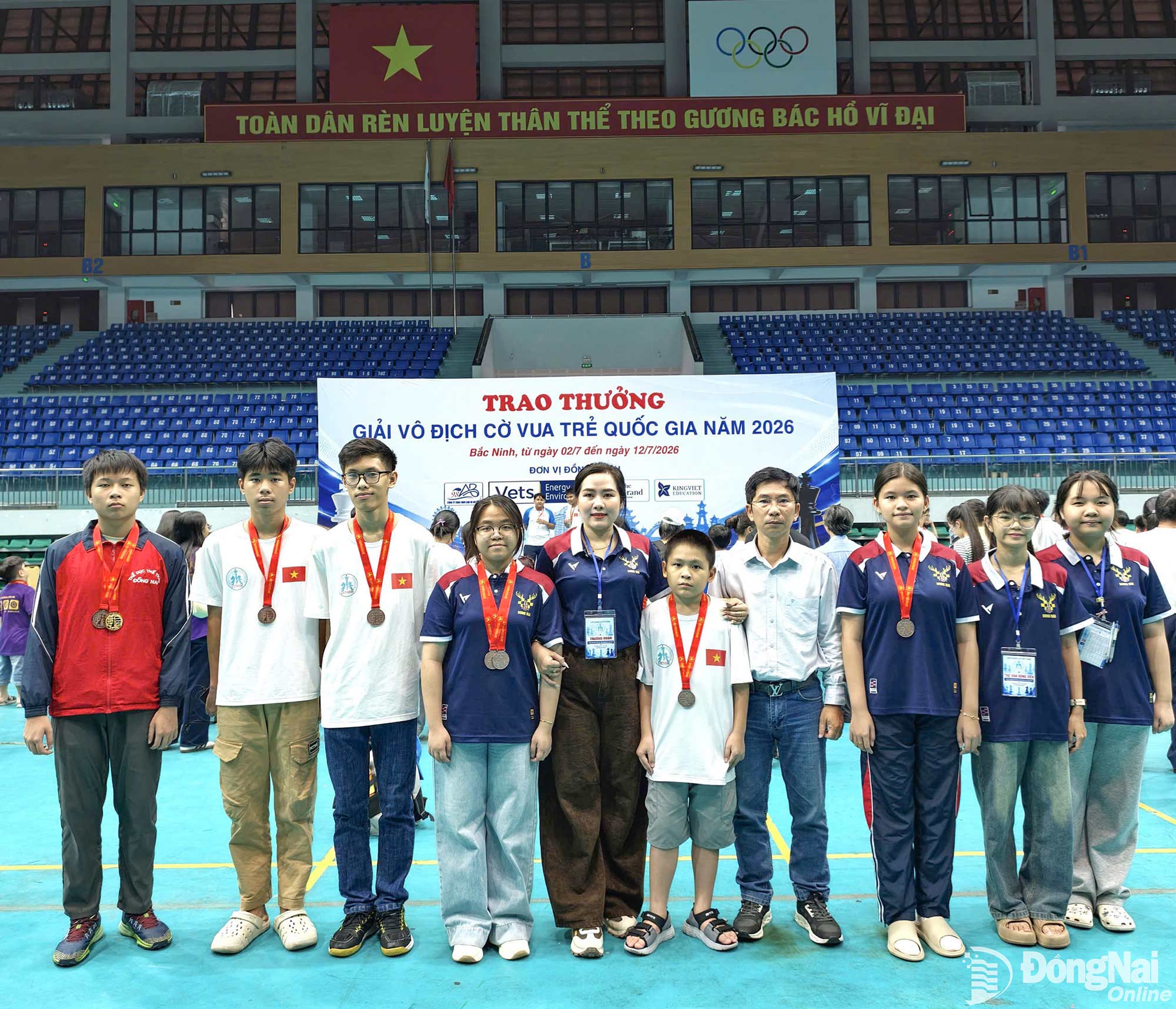 Huấn luyện viên Nguyễn Thùy Dương cùng các kỳ thủ trẻ Đồng Nai tại lễ trao thưởng Giải vô địch cờ vua trẻ quốc gia năm 2026 ở Bắc Ninh. Ảnh: NVCC