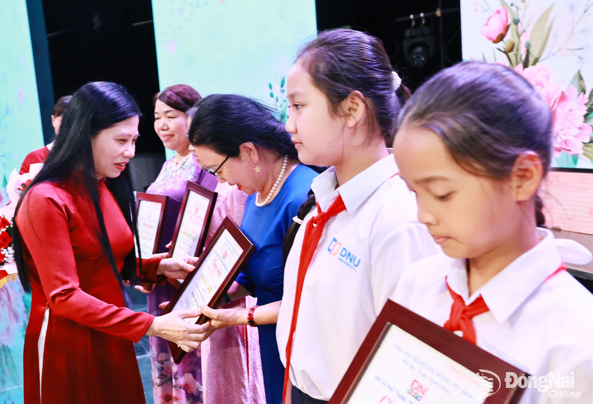 DNNRTV Deputy Director Hoang Thi Bich Phu presents awards to the winning authors. Photo: Huy Anh

