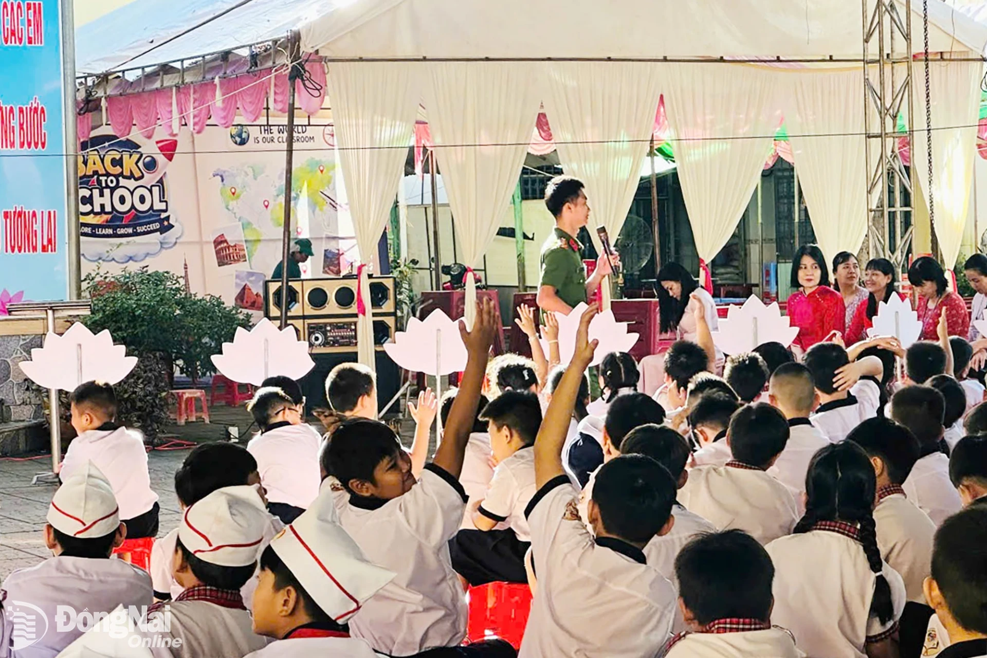 Báo cáo viên hướng dẫn các em học sinh sử dụng bình chữa cháy xách tay.