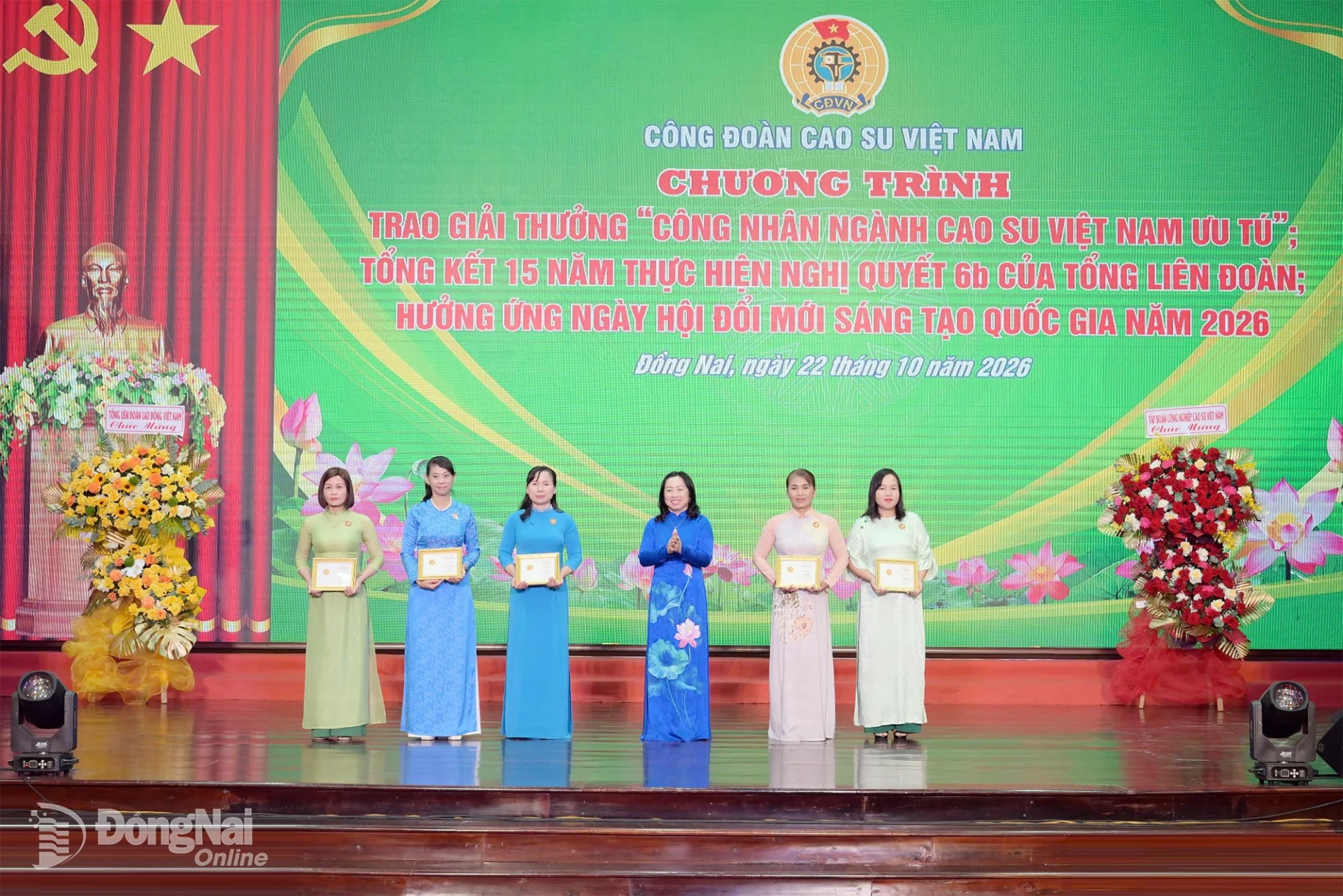 Phó Chủ tịch Tổng Liên đoàn Lao động Việt Nam Thái Thu Xương trao Kỷ niệm chương “Vì sự nghiệp phát triển Phụ nữ Việt Nam” cho 5 cá nhân có những đóng góp đối với sự phát triển bình đẳng và phát triển của phụ nữ Việt Nam tại chương trình. Ảnh: Đào Phong