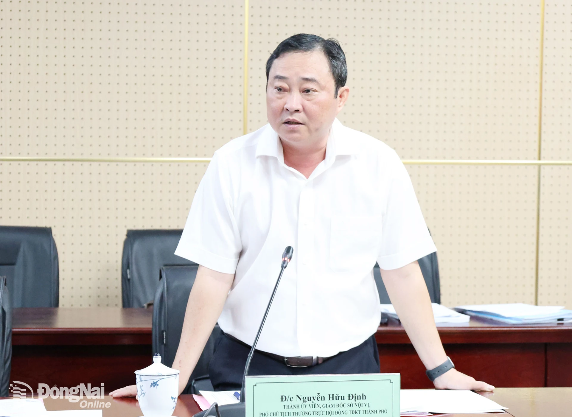 Ông Nguyễn Hữu Định, Thành ủy viên, Giám đốc Sở Nội vụ, Phó Chủ tịch Thường trực Hội đồng Thi đua - Khen thưởng thành phố phát biểu tại cuộc họp. Ảnh: Hồ Thảo