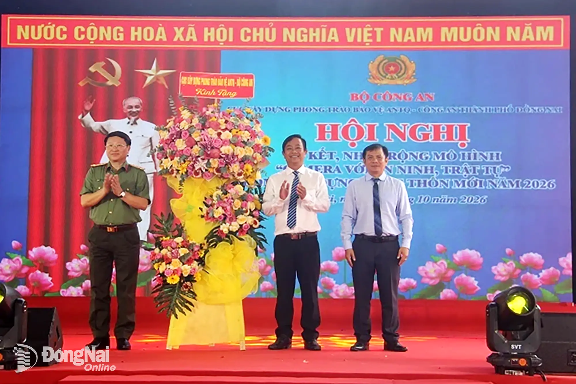 Đại tá Nguyễn Thanh Bình, Phó Cục trưởng Cục Xây dựng phong trào bảo vệ an ninh Tổ quốc, Bộ Công an tặng hoa chúc mừng hội nghị. Ảnh: Trần Danh