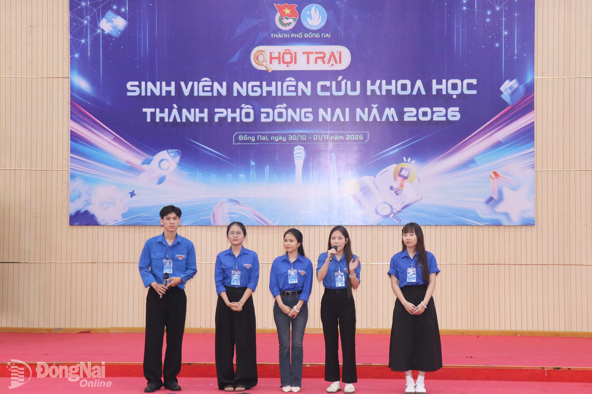 Nhóm trại sinh chia sẻ về đề tài của nhóm. Ảnh: Ngọc Huyền