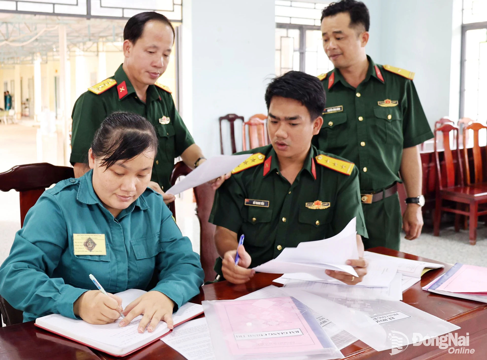 Đoàn kiểm tra hệ thống hồ sơ, sổ sách các nội dung quân sự quốc phòng. Ảnh: Nguyệt Hà