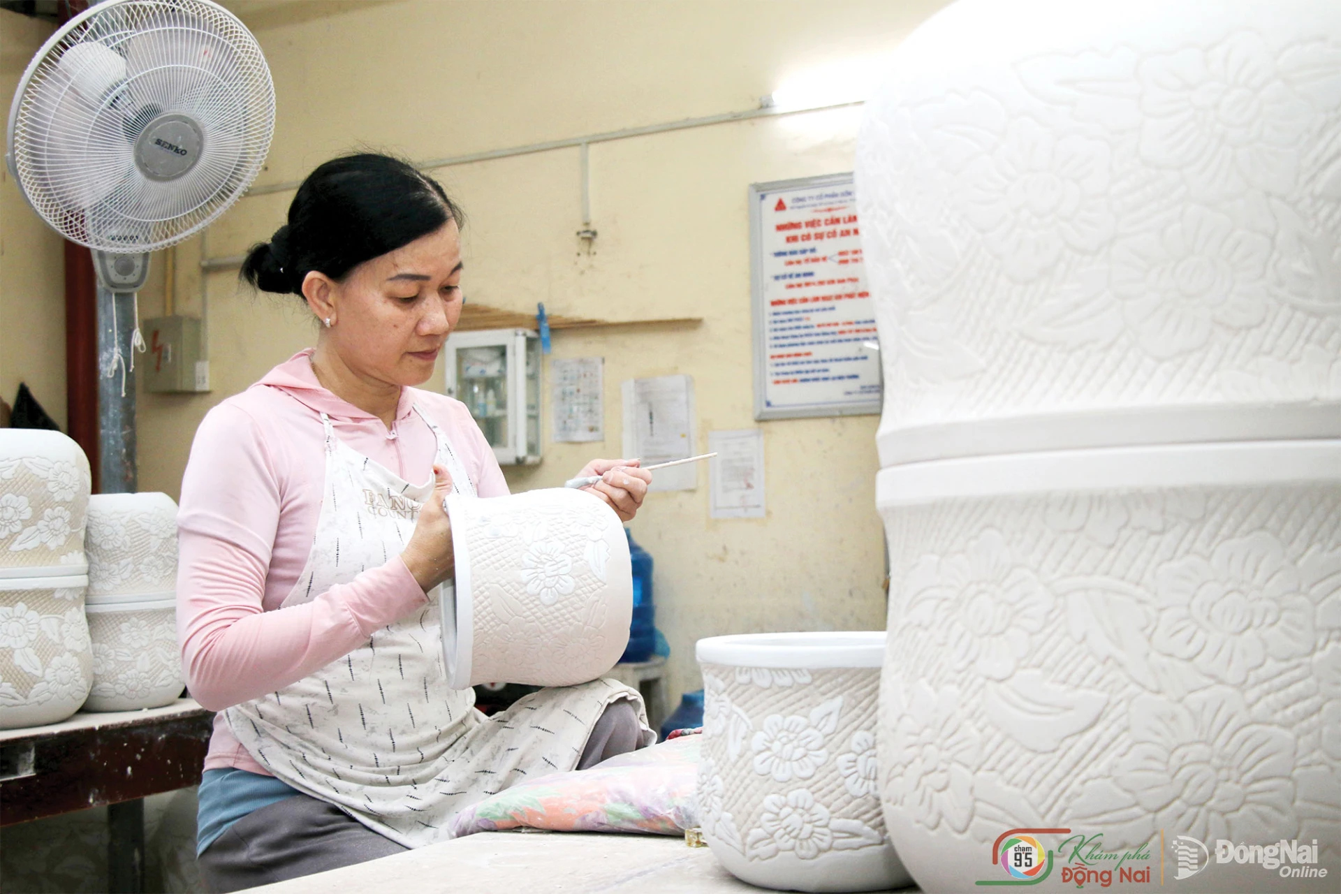 Một trong những dòng gốm truyền thống được ưa chuộng của gốm Biên Hòa là gốm chạm khắc, chạm lộng, trang trí nét chìm…