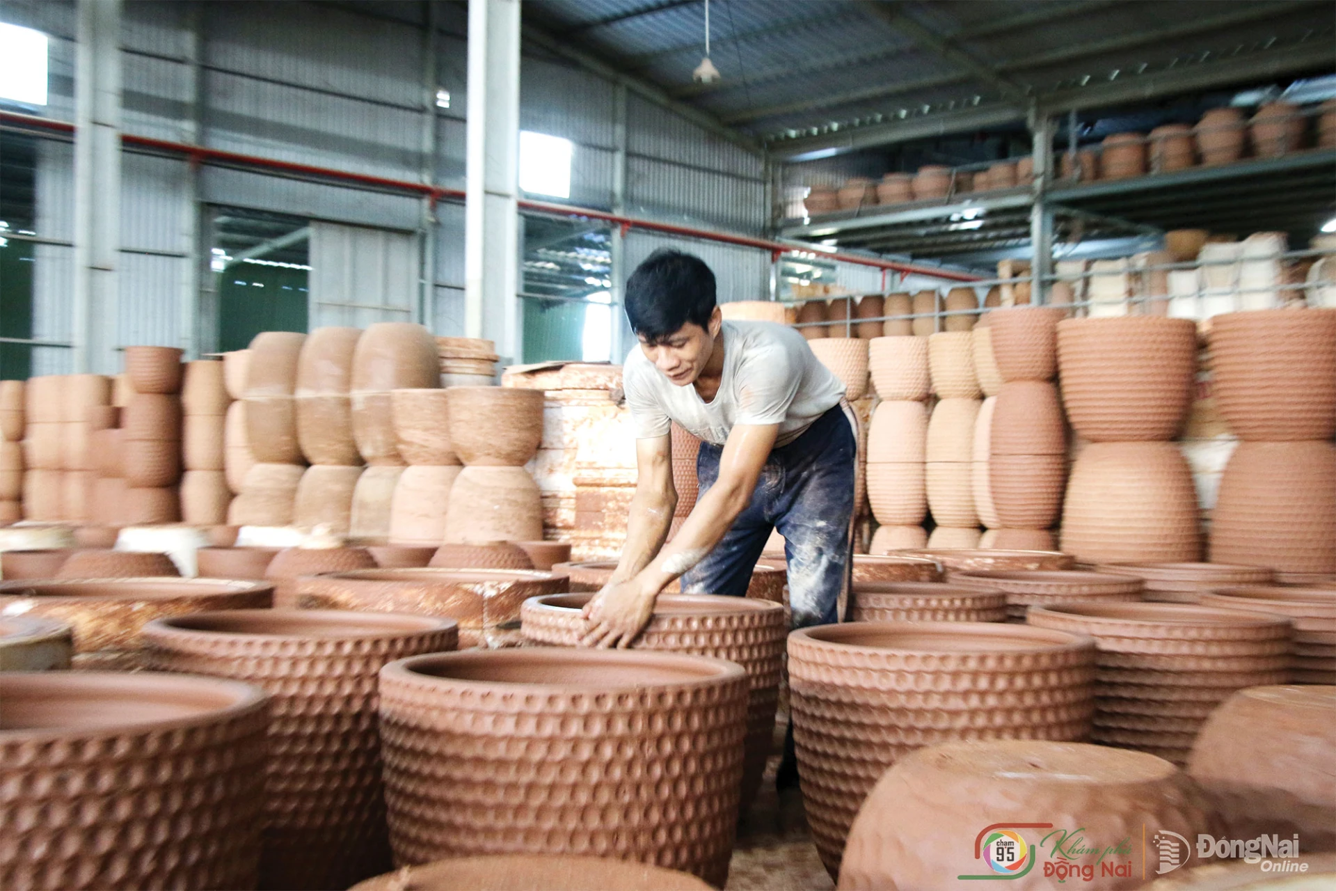 Tiếp sau công đoạn tạo hình là khâu làm láng bề mặt để giữ cho sản phẩm gốm đảm bảo được độ mịn khi tráng men, chạm khắc tùy vào dòng gốm.