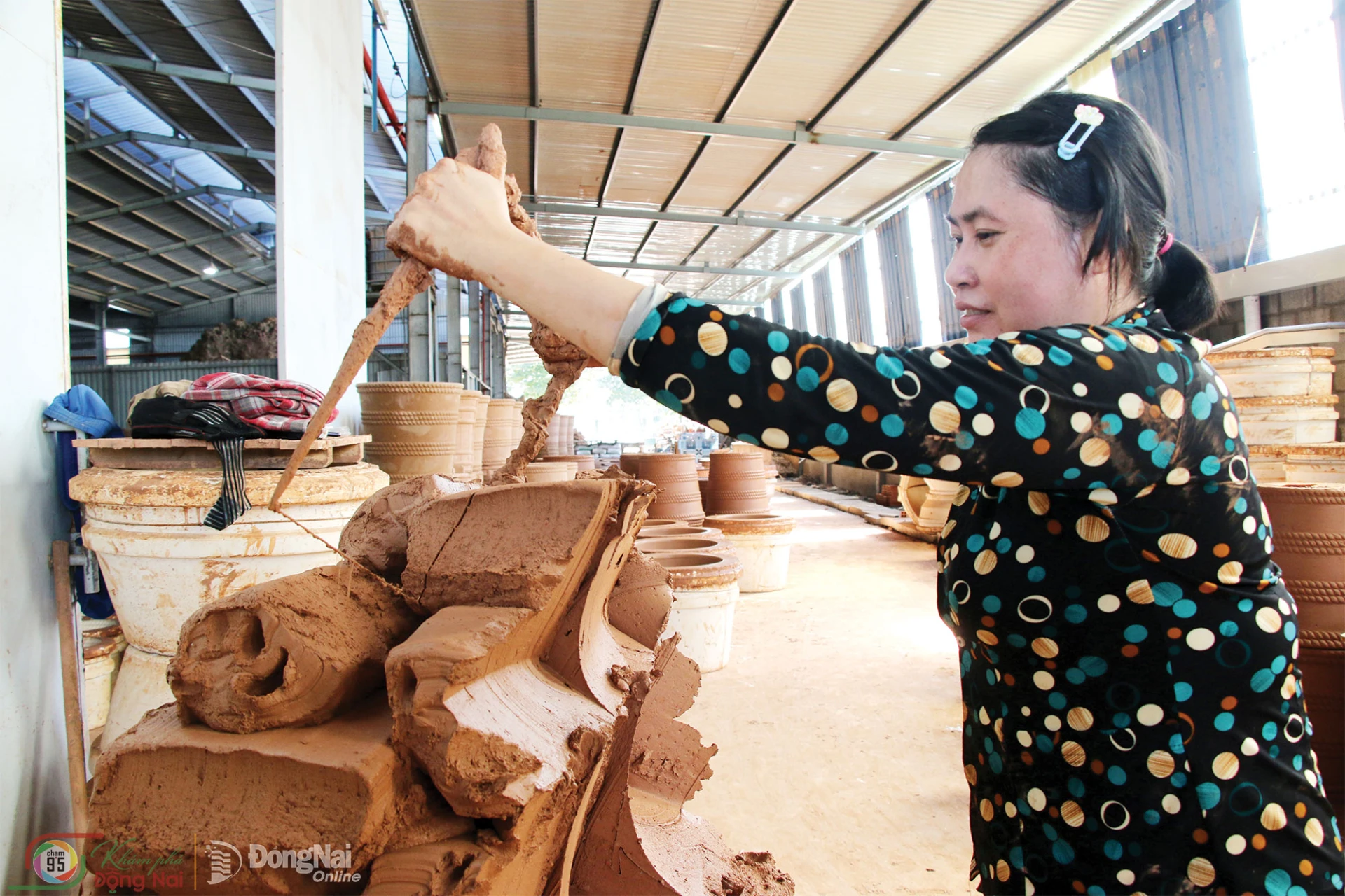 Để có được những sản phẩm gốm chất lượng, khâu đầu tiên là khâu làm đất, tạo hình khá quan trọng. Loại đất được chọn phải đảm bảo về độ dẻo, bền chắc, phù hợp với từng dòng gốm.