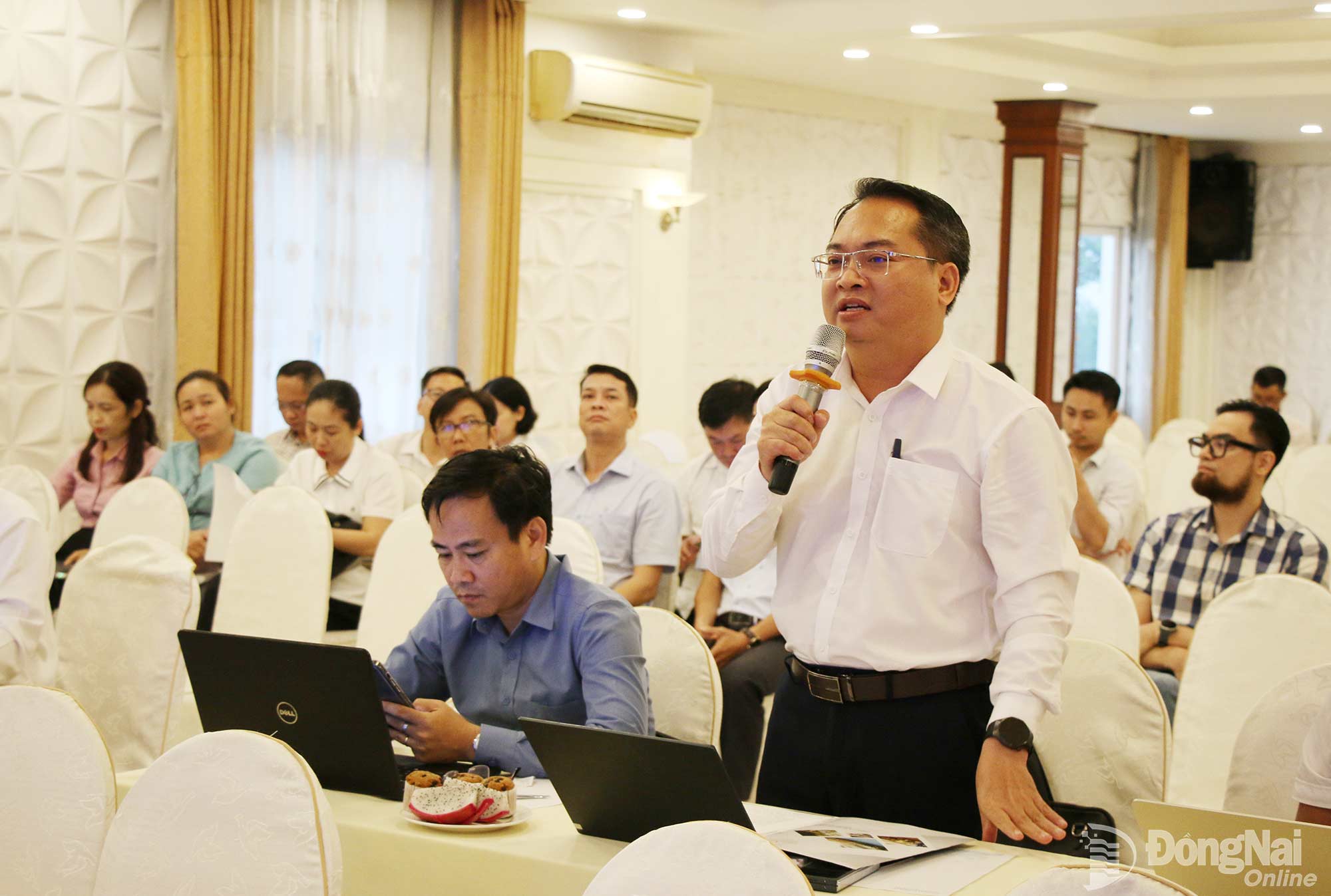 A local representative shares opinions at the conference. Photo: Hai Quan


