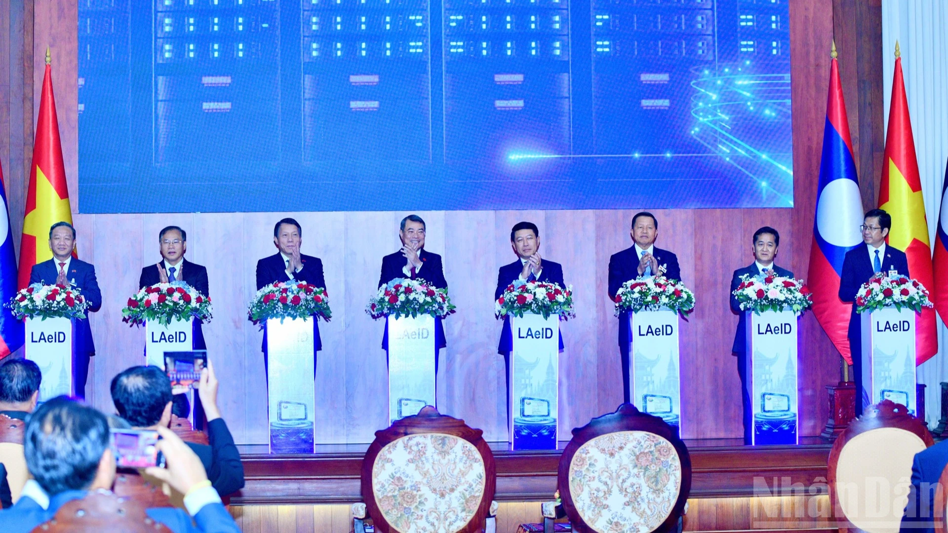 Thủ tướng Lê Minh Hưng và Thủ tướng Saleumxay Kommasith thực hiện nghi thức bàn giao Trung tâm Dữ liệu và Căn cước công dân cho phía Lào. (Ảnh: THANH GIANG)
