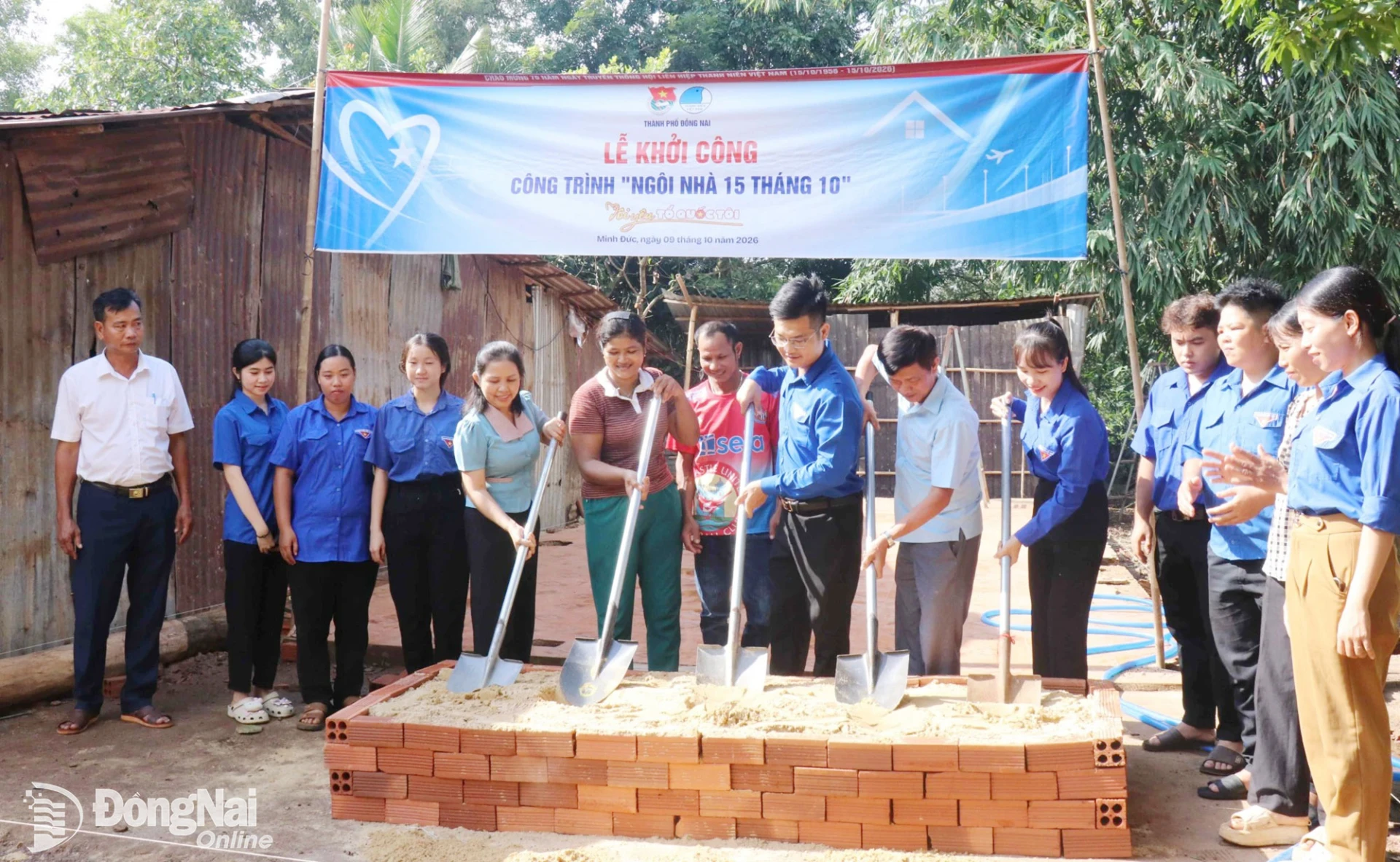 Delegates perform the groundbreaking ceremony for the October 15 House for Thi Lan’s family (wearing a brown T-shirt, middle) in Minh Duc Commune. Photo: Ngoc Huyen

