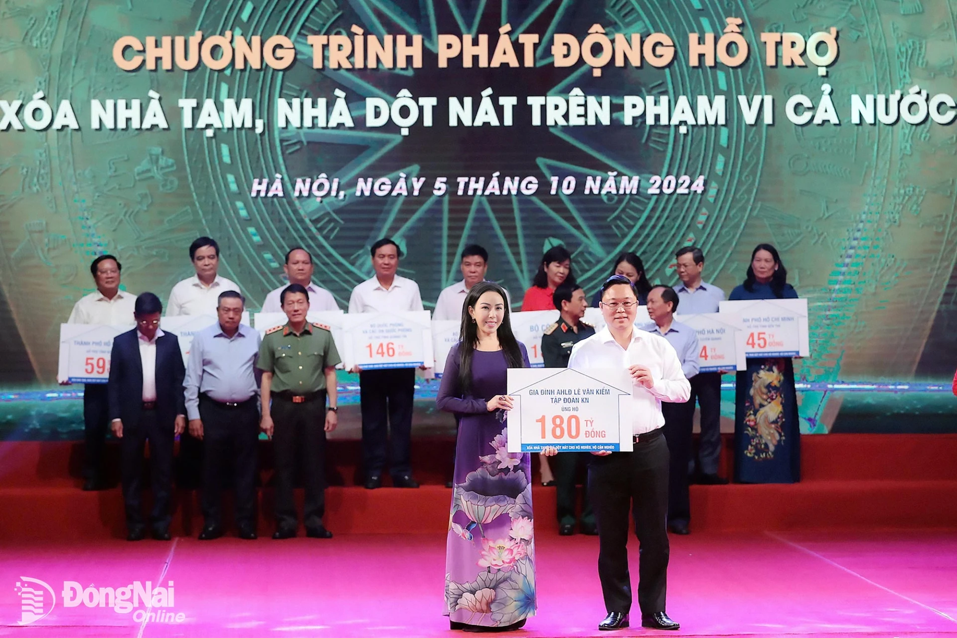 Ảnh 6: Năm 2024, hưởng ứng lời kêu gọi của Chính phủ, bà Lê Nữ Thùy Dương cùng gia đình và Tập đoàn đóng góp 180 tỷ đồng cho chương trình xóa nhà tạm, nhà dột nát trên phạm vi cả nước.

