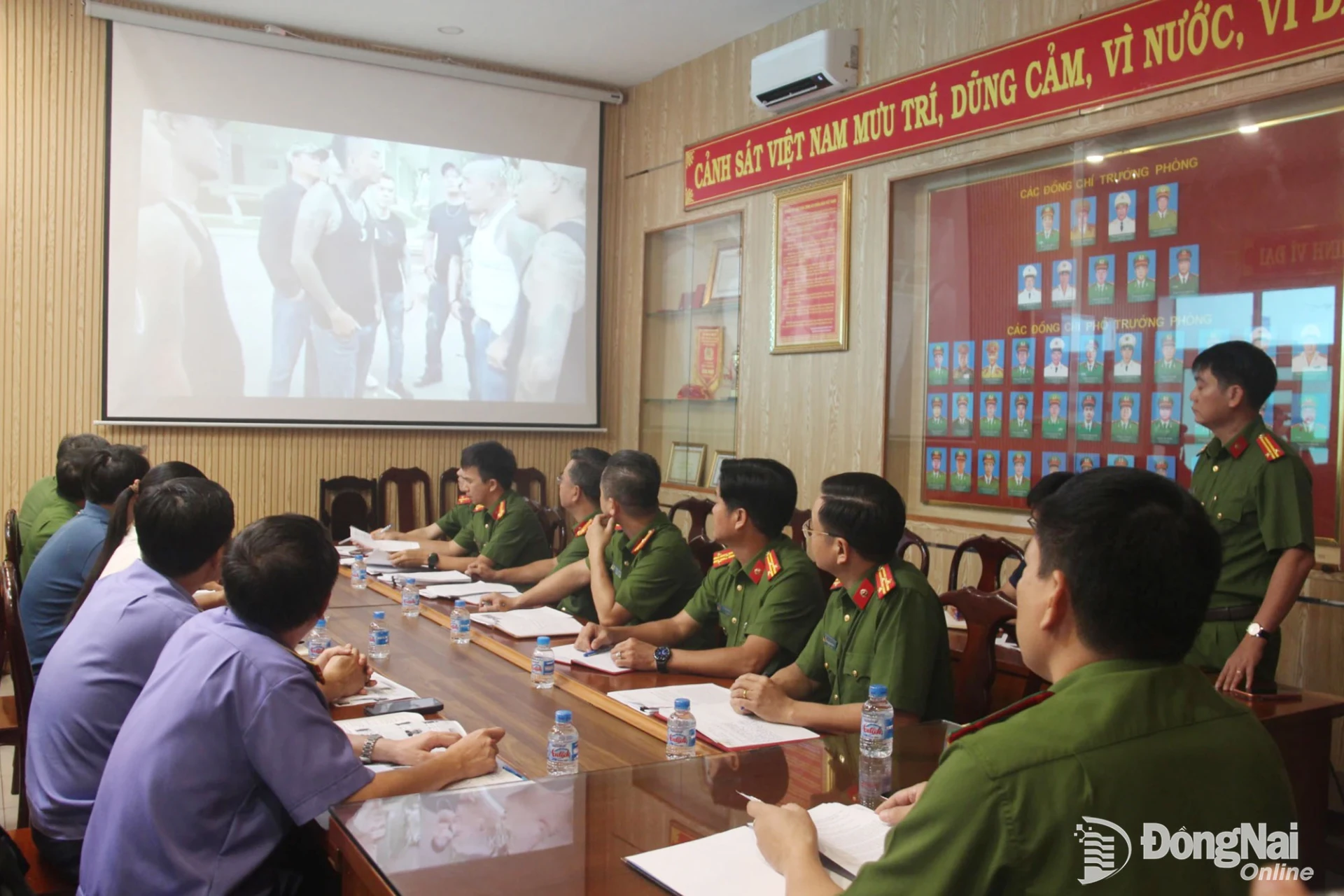 Đại diện các cơ quan chức năng theo dõi, đánh giá các hình ảnh mà nhóm đối tượng thực hiện đăng tải lên mạng xã hội. Ảnh: Trần Danh
