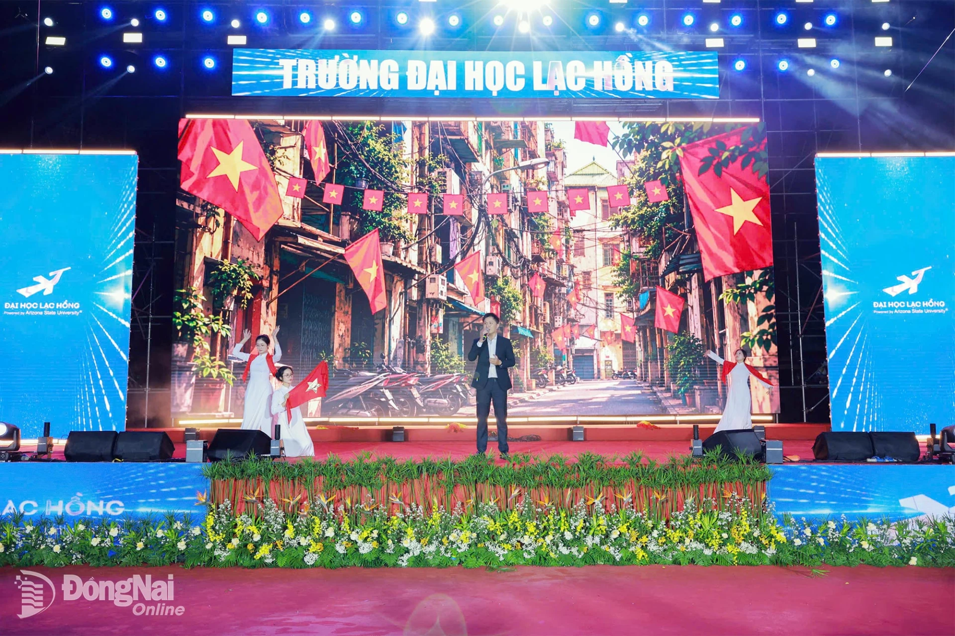 Giảng viên Trường đại học Lạc Hồng thể hiện năng khiếu âm nhạc trong buổi lễ khai giảng
