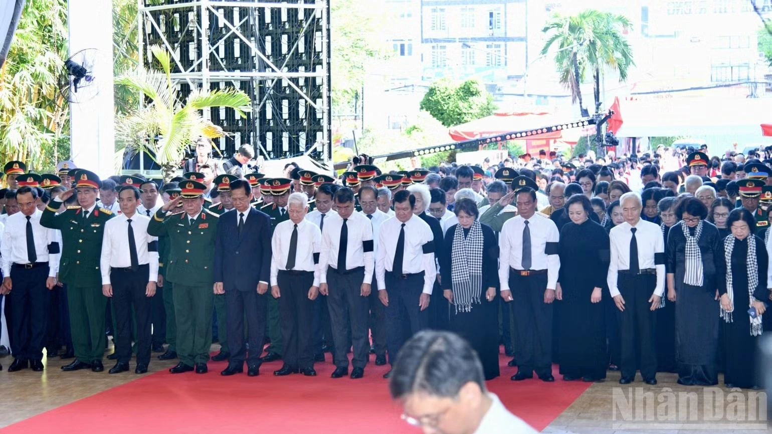Thủ tướng Lê Minh Hưng và các đại biểu dành một phút mặc niệm tưởng nhớ các Anh hùng liệt sĩ. Ảnh: THANH GIANG)