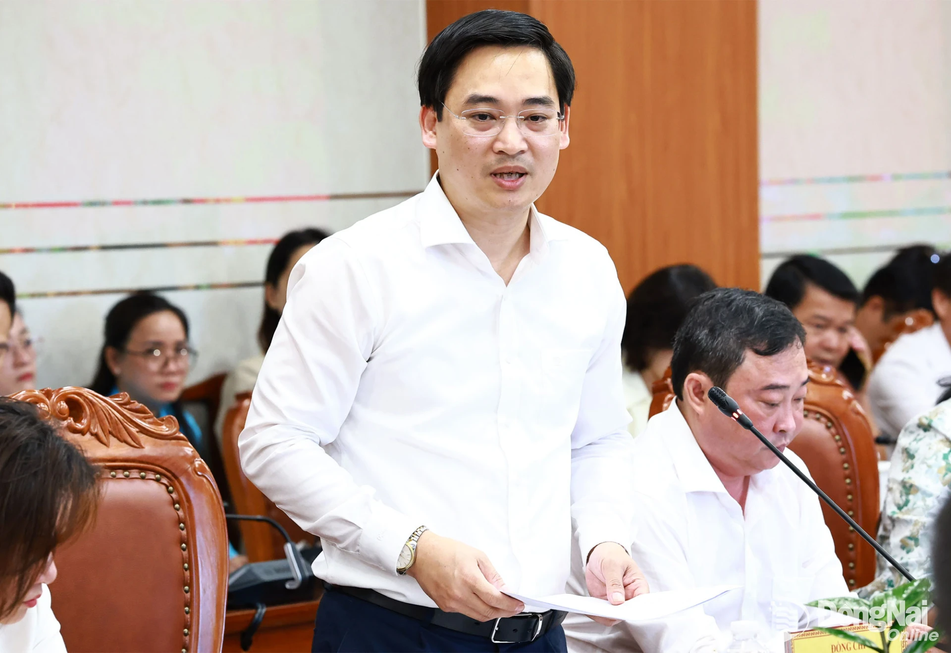 Giám đốc Sở Giáo dục và Đào tạo Đặng Anh Tuấn báo cáo với Bộ trưởng và đoàn công tác tại buổi làm việc. Ảnh: Công Nghĩa