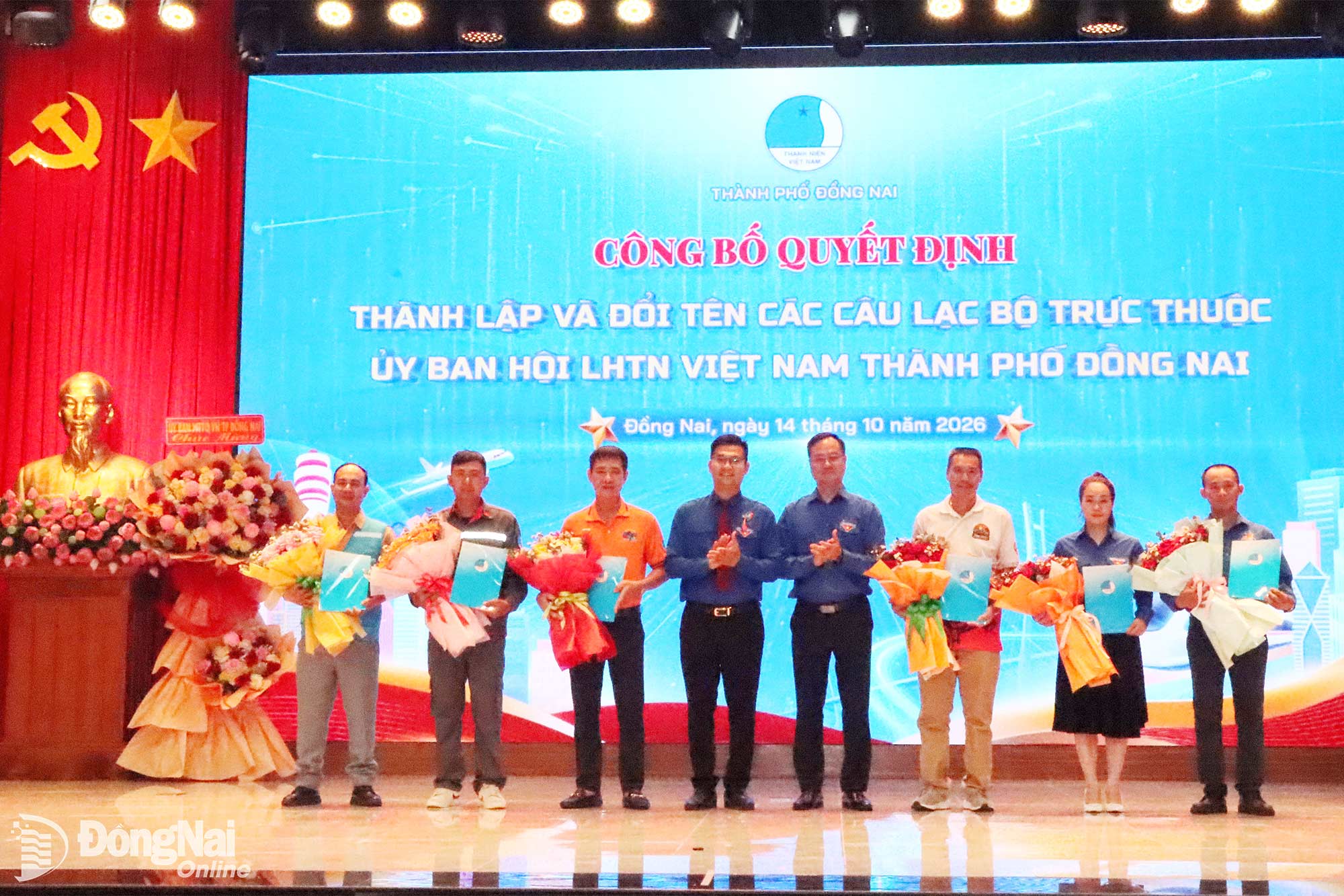 Trao quyết định đổi tên và ra mắt các câu lạc bộ, đội, nhóm thuộc Hội Liên hiệp thanh niên thành phố. Ảnh: Quang Minh