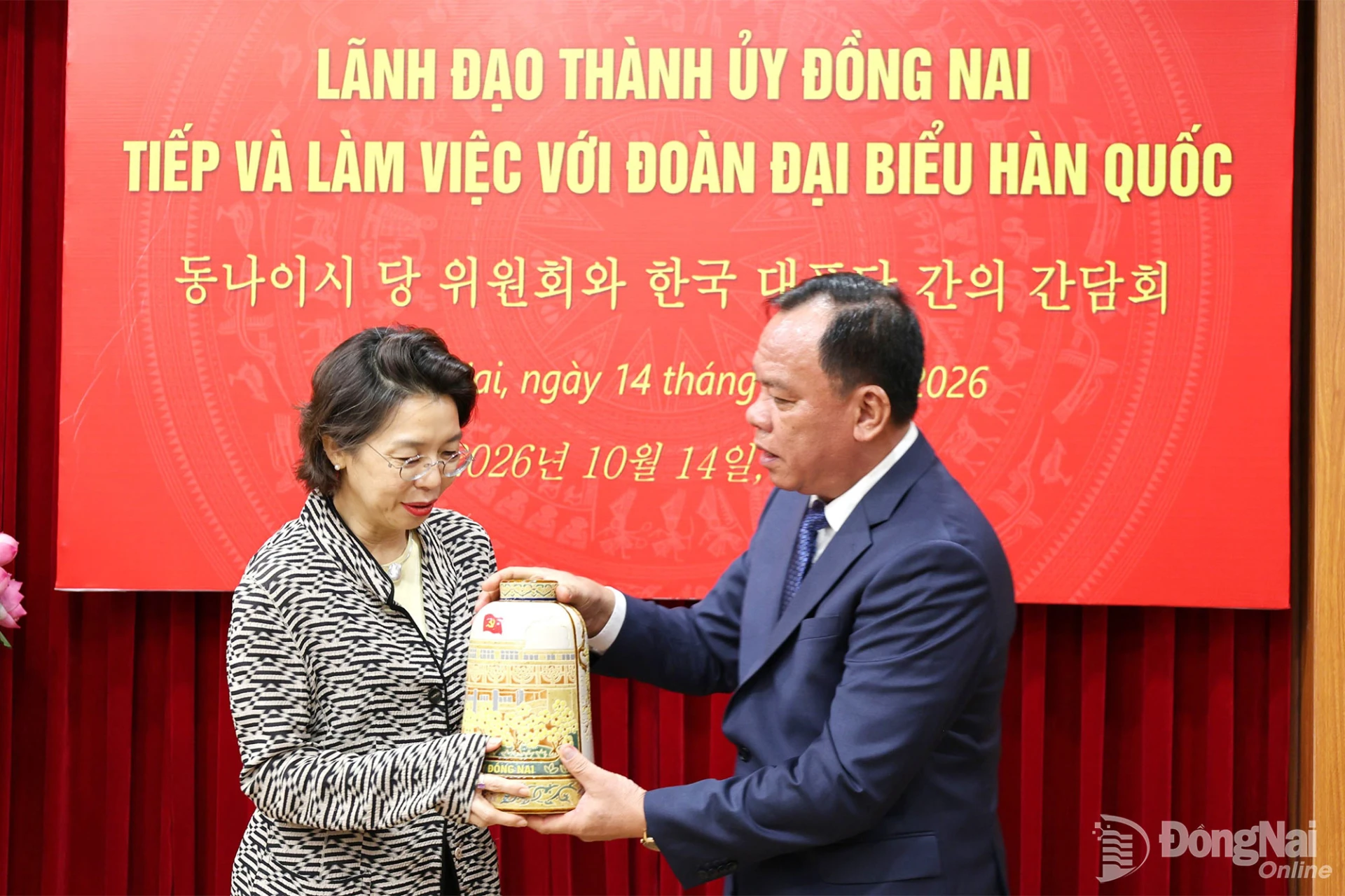 Phó Bí thư Thành ủy Võ Tấn Đức tặng quà lưu niệm chiếc bình gốm Biên Hòa đến Đại sứ Hàn Quốc. Ảnh: Ngọc Liên