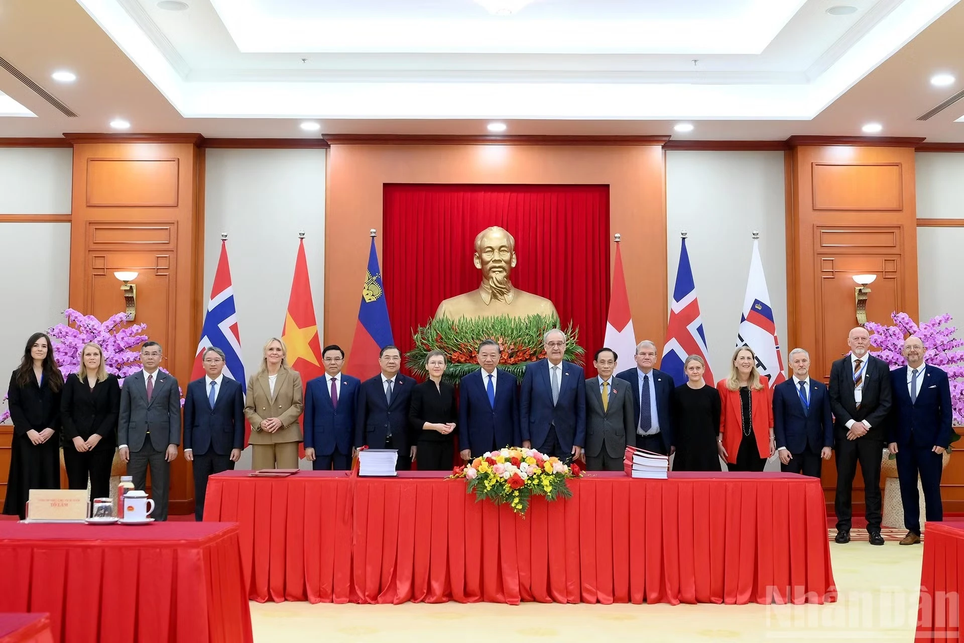 Tổng Bí thư, Chủ tịch nước Tô Lâm và các đại biểu tại Lễ ký kết Hiệp định Thương mại tự do Việt Nam-EFTA (VEFTA).
