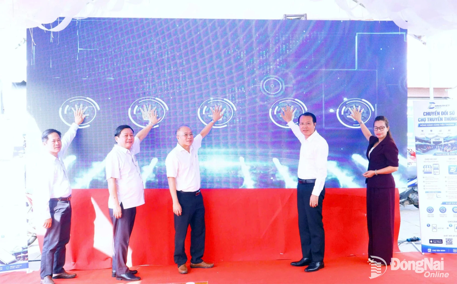 Leaders of the Department of Science and Technology, VNPT Dong Nai, and Binh Phuoc Ward press the button to launch the Smart Market and Digital Market 247 management software in early August 2026. Photo: Nha Tram

