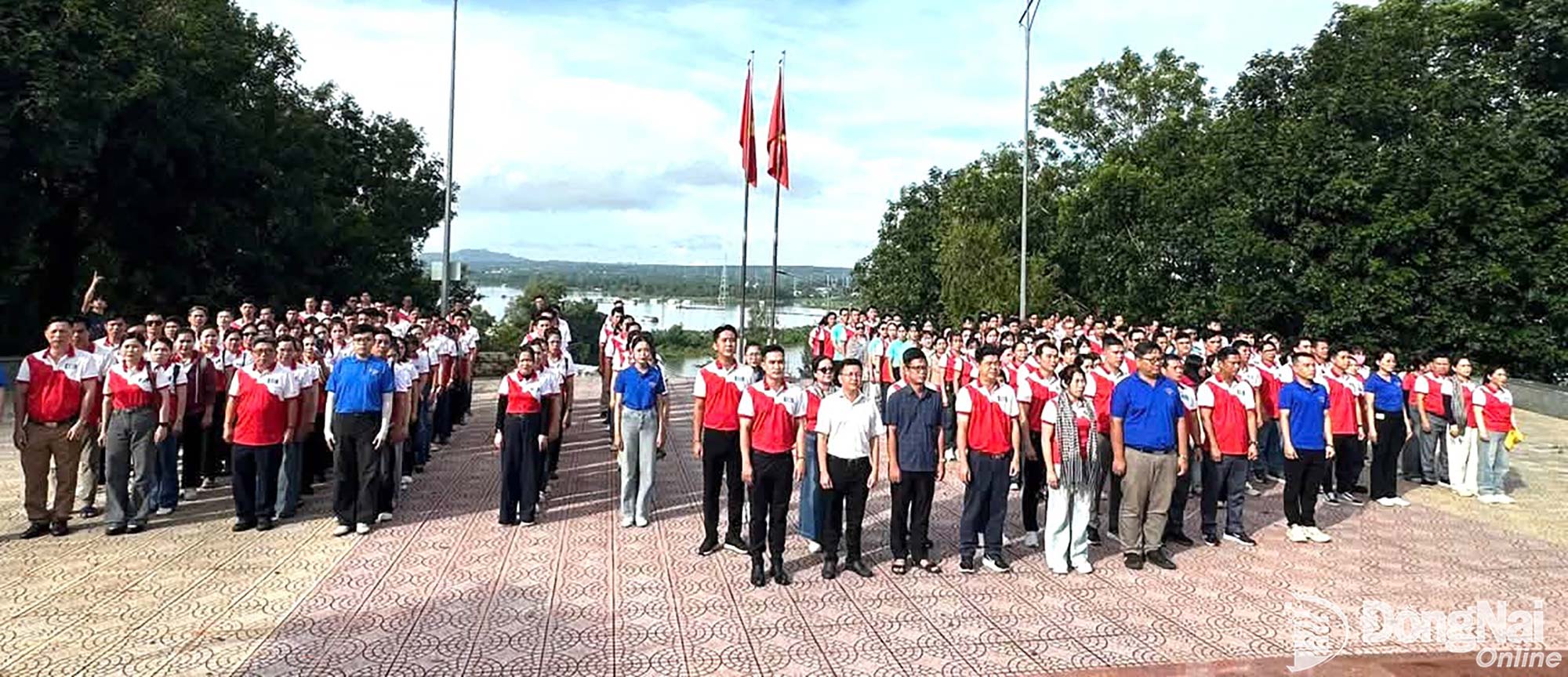 Đảng bộ Công ty TNHH Chang Shin Việt Nam tưởng niệm tại Khu di tích Chiến thắng La Ngà. Ảnh: CĐCC

