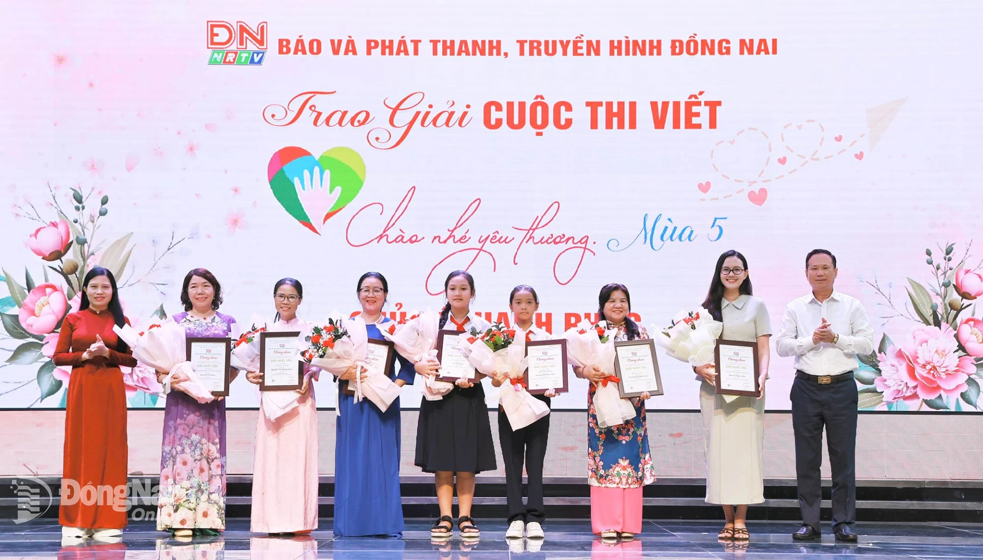DNNRTV leaders present awards to the winning authors. Photo: Cong Nghia


