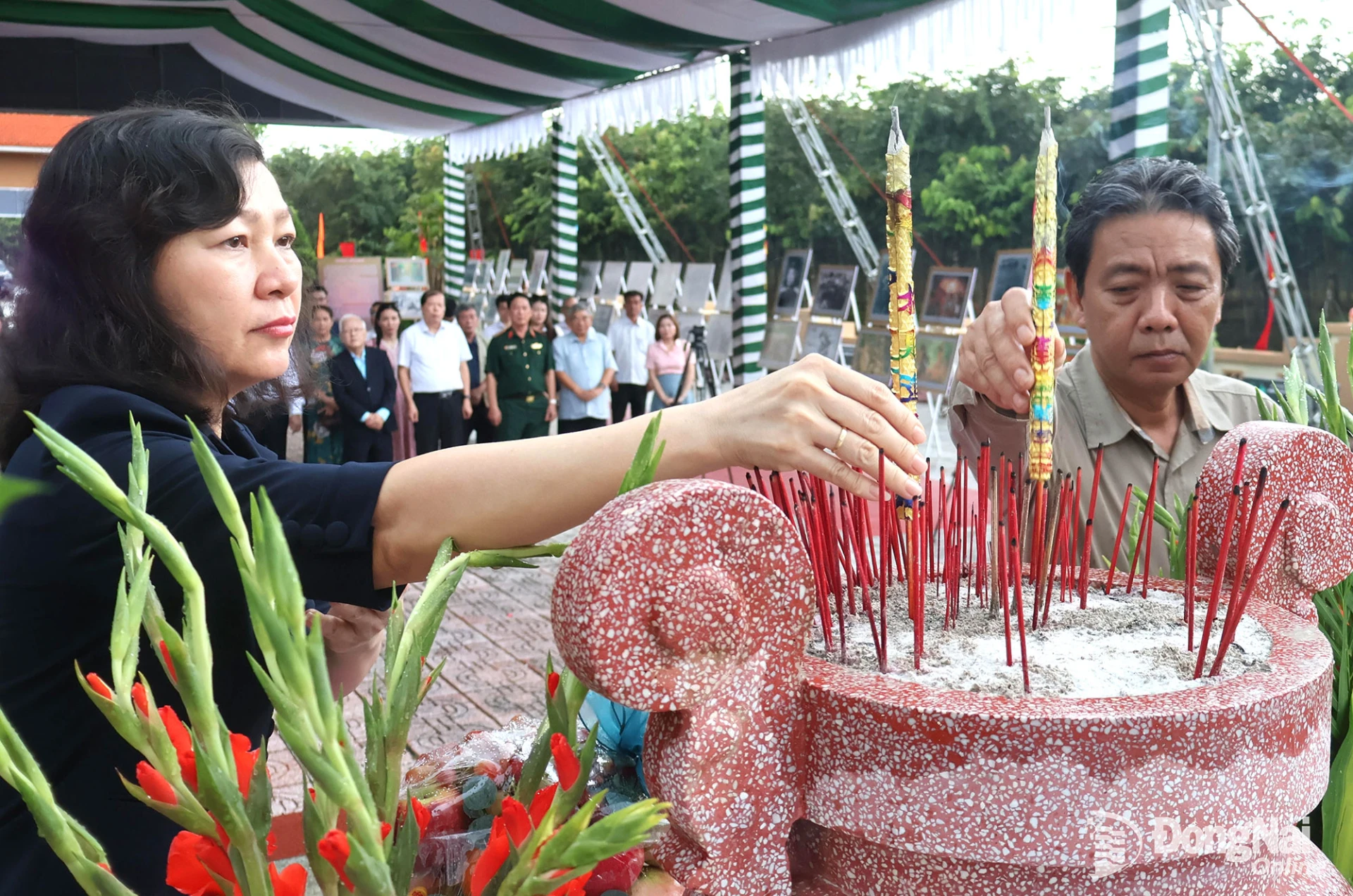 Huynh Thi Hang, Deputy Secretary of the City Party Committee and Chairwoman of the citys Vietnam Fatherland Front Committee, and Dr. Hoang Dao Cuong, Deputy Minister of Culture, Sports, and Tourism, offer incense at the Phu Rieng Do Monument. Photo: Nguyet Ha


