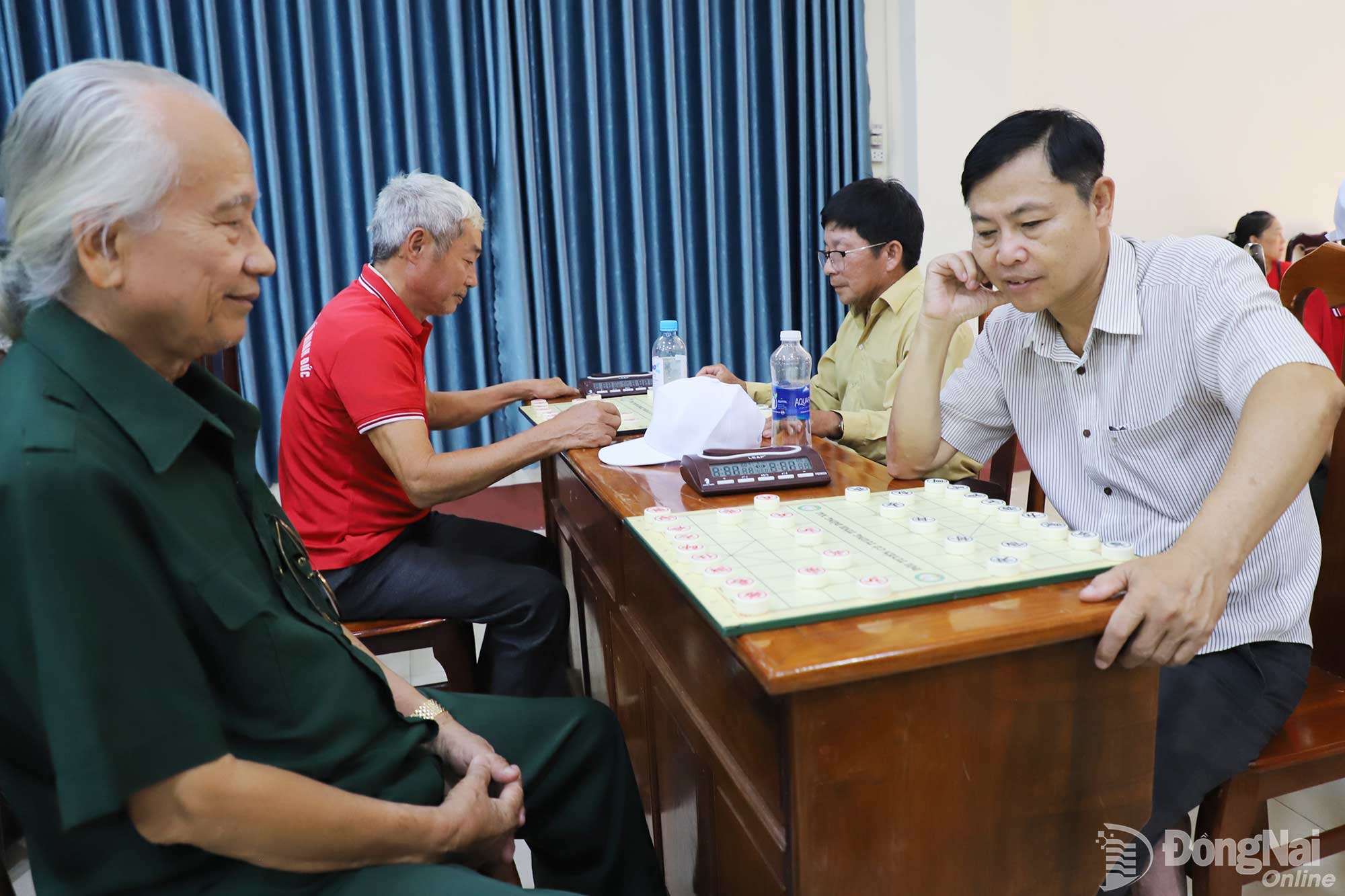 Người cao tuổi dự thi môn cờ tướng. Ảnh: My Ny