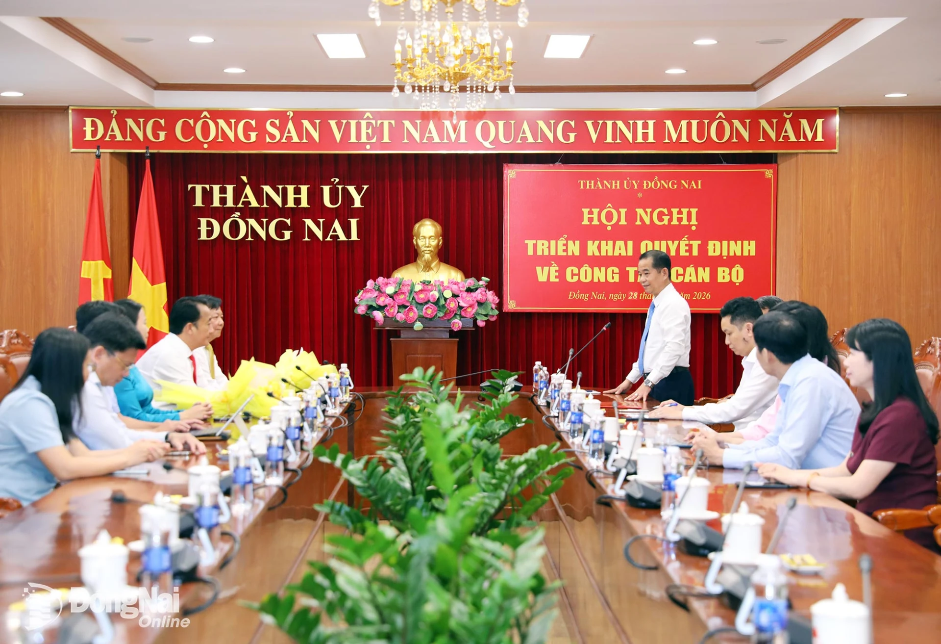 Phó Bí thư Thành ủy, Trưởng ban Tổ chức Thành ủy Thái Bảo phát biểu giao nhiệm vụ cho cán bộ nhận quyết định công tác cán bộ. Ảnh: Huy Anh