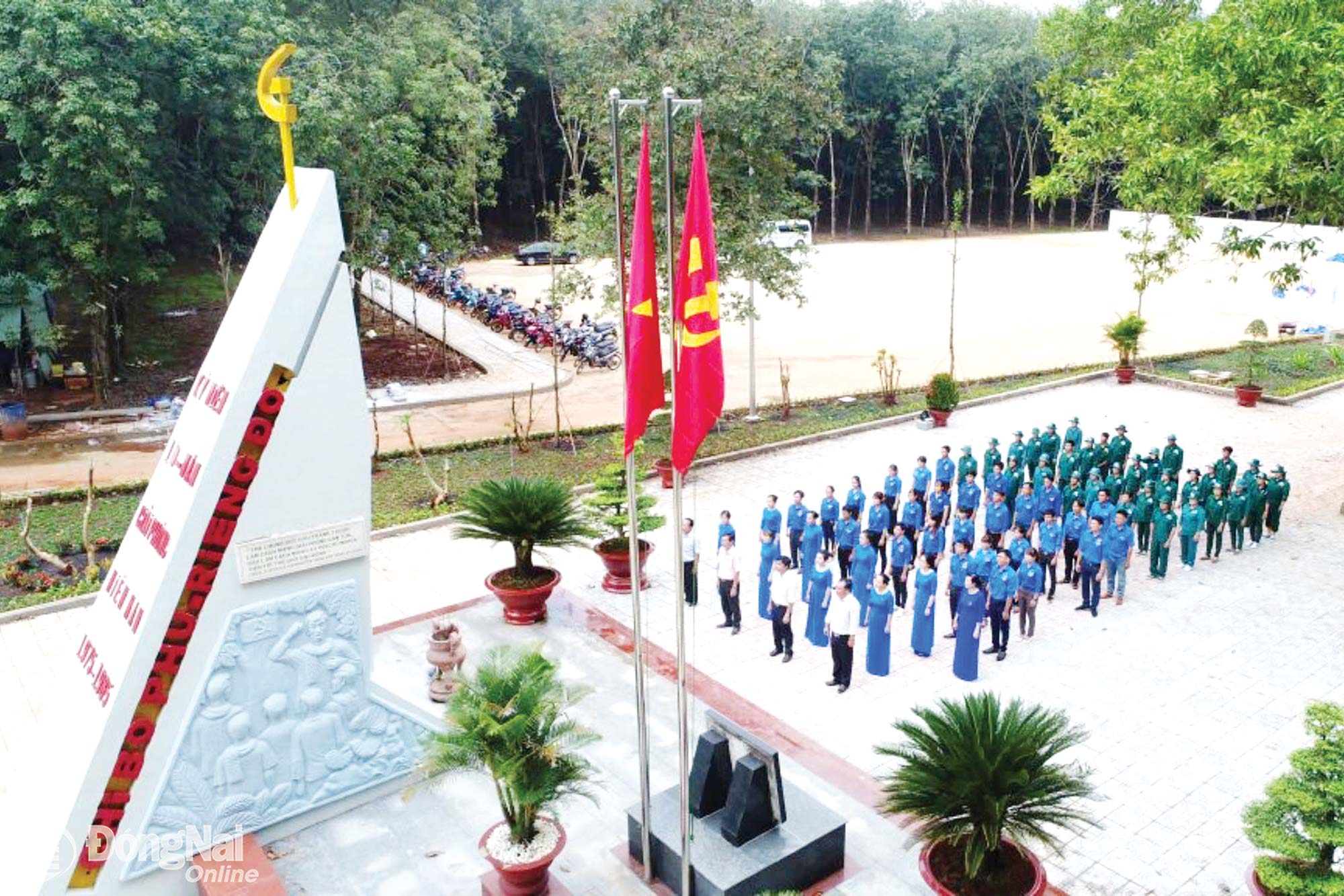 Cán bộ, công nhân viên ngành cao su dâng hương tại Di tích Địa điểm thành lập Chi bộ Đông Dương Cộng sản Đảng ở Phú Riềng. Ảnh: Cẩm Nhung