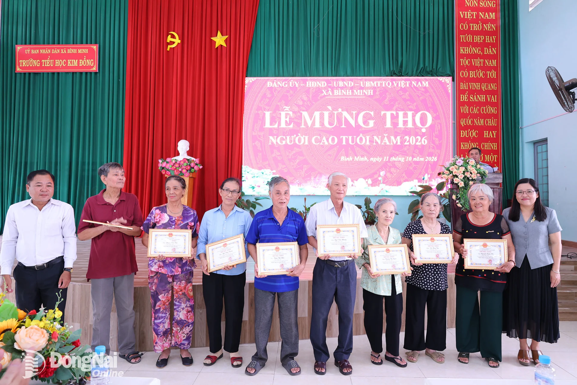 Lãnh đạo xã trao giấy mừng thọ và quà cho các cụ cao tuổi. Ảnh: Thanh Tâm