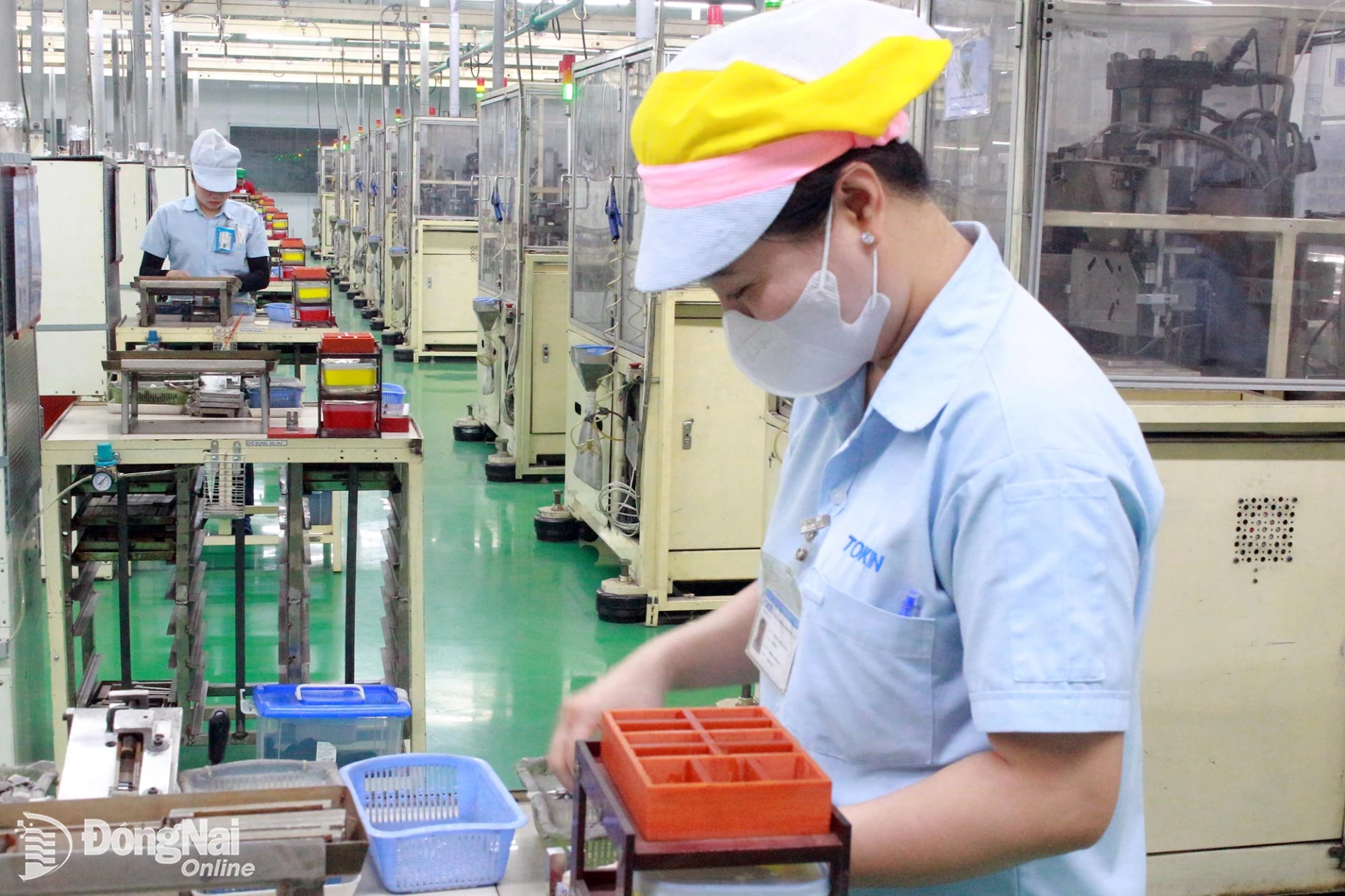 Công nhân Công ty TNHH Tokin Electronics Việt Nam (phường Long Bình) được trang bị đồ bảo hộ an toàn khi tham gia sản xuất.
