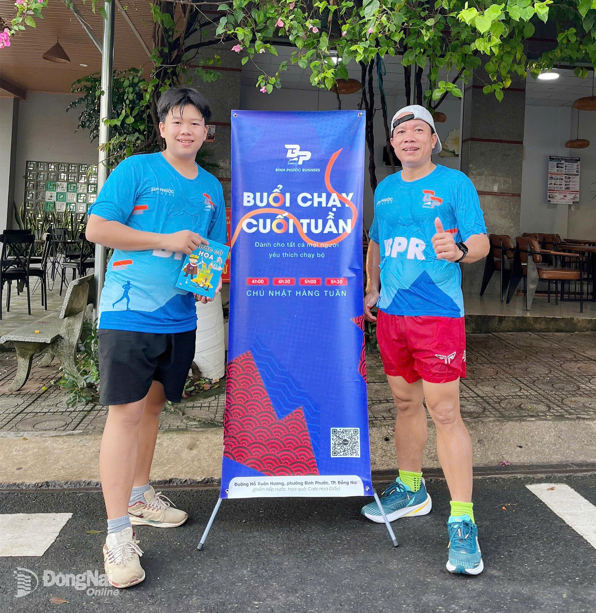 Bố con anh Trần Đức Trung vừa hoàn thành cự ly chạy ngày cuối tuần trên đường Hồ Xuân Hương, phường Bình Phước.

