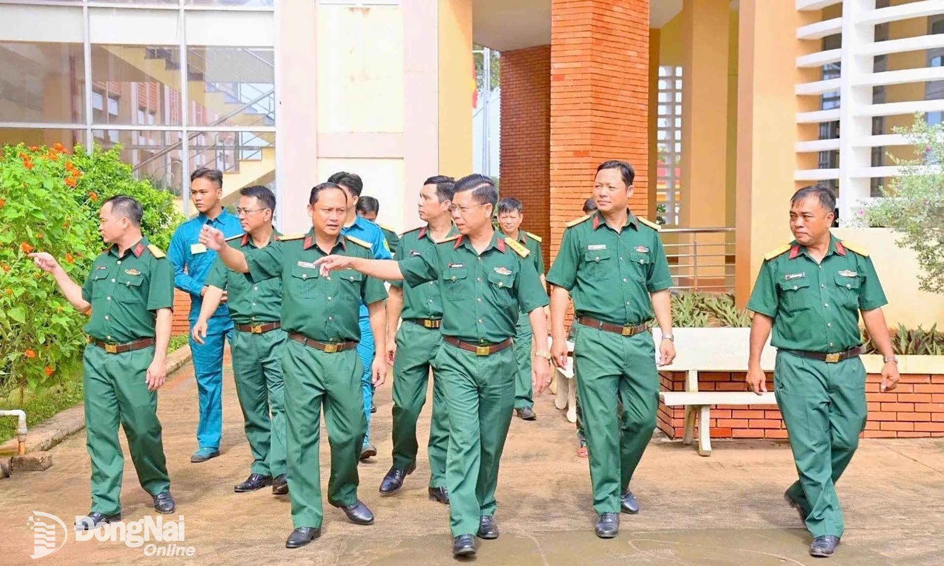 Đoàn kiểm tra tại Ban Chỉ huy Quân sự xã Cẩm Mỹ. Ảnh: ĐVCC

