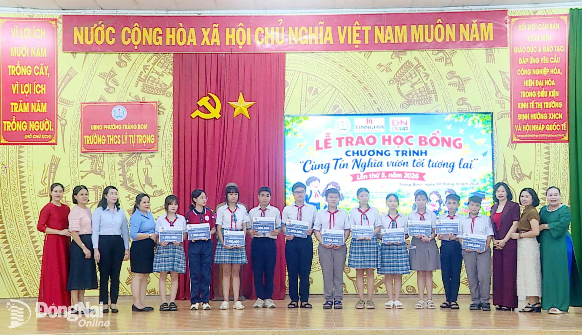 Từ những sẻ chia, các em học sinh có hoàn cảnh khó khăn sẽ có thêm một điểm tựa để vững bước trên hành trình tìm kiếm tri thức. Ảnh: Thu Hiền