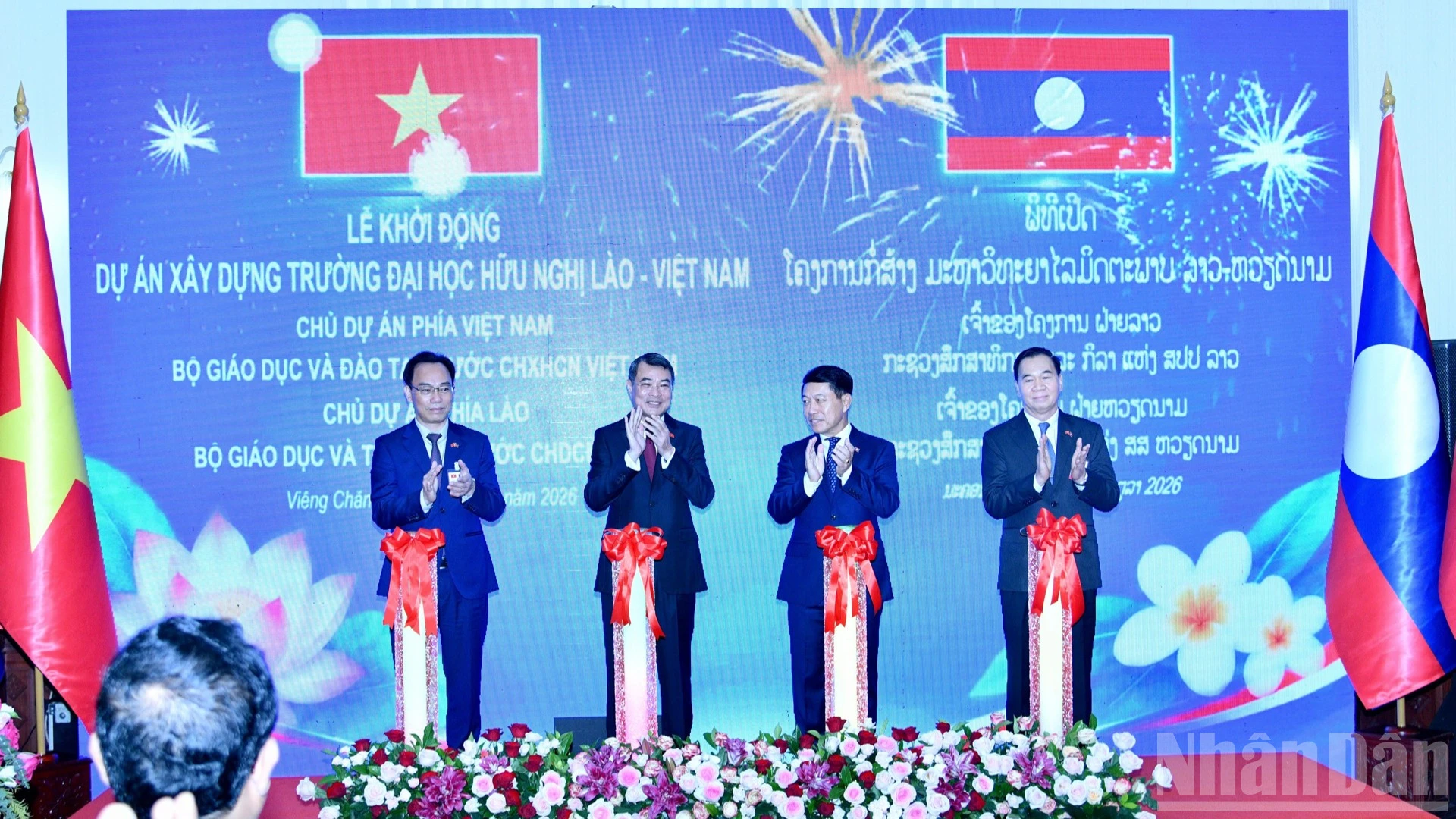 Thủ tướng Lê Minh Hưng và Thủ tướng Saleumxay Kommasith thực hiện nghi thức khởi động Dự án xây dựng Trường đại học Hữu nghị Lào-Việt Nam. (Ảnh: THANH GIANG)
