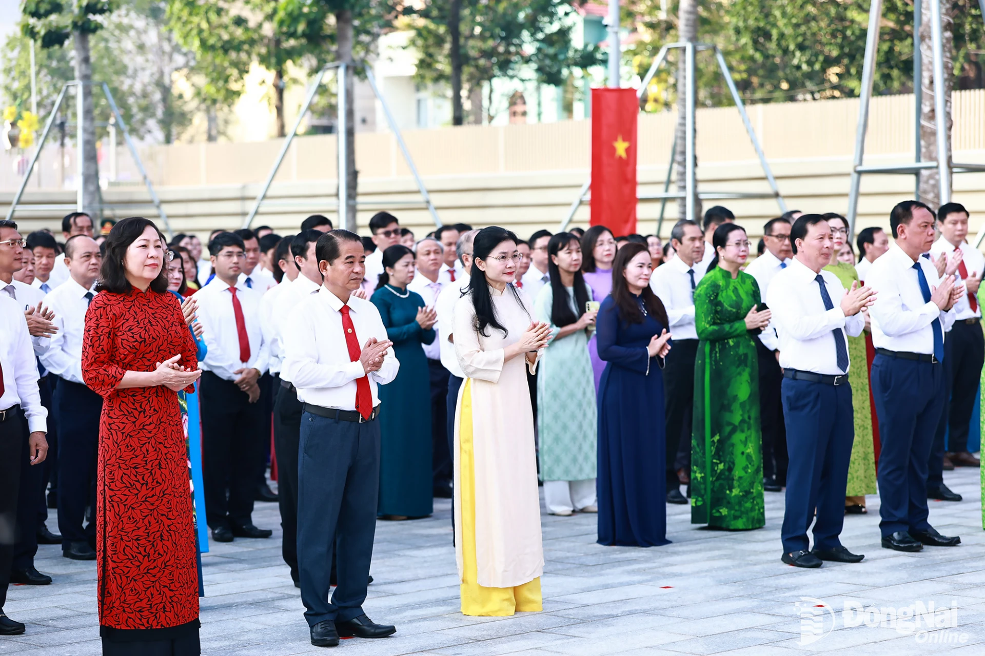 Buổi lễ chào cờ đầu tuần khích lệ tinh thần cho cán bộ, công chức thành phố bước vào tuần làm việc mới hiệu quả cao hơn, góp phần thực hiện thắng lợi nhiệm vụ năm 2026. Ảnh: Công Nghĩa