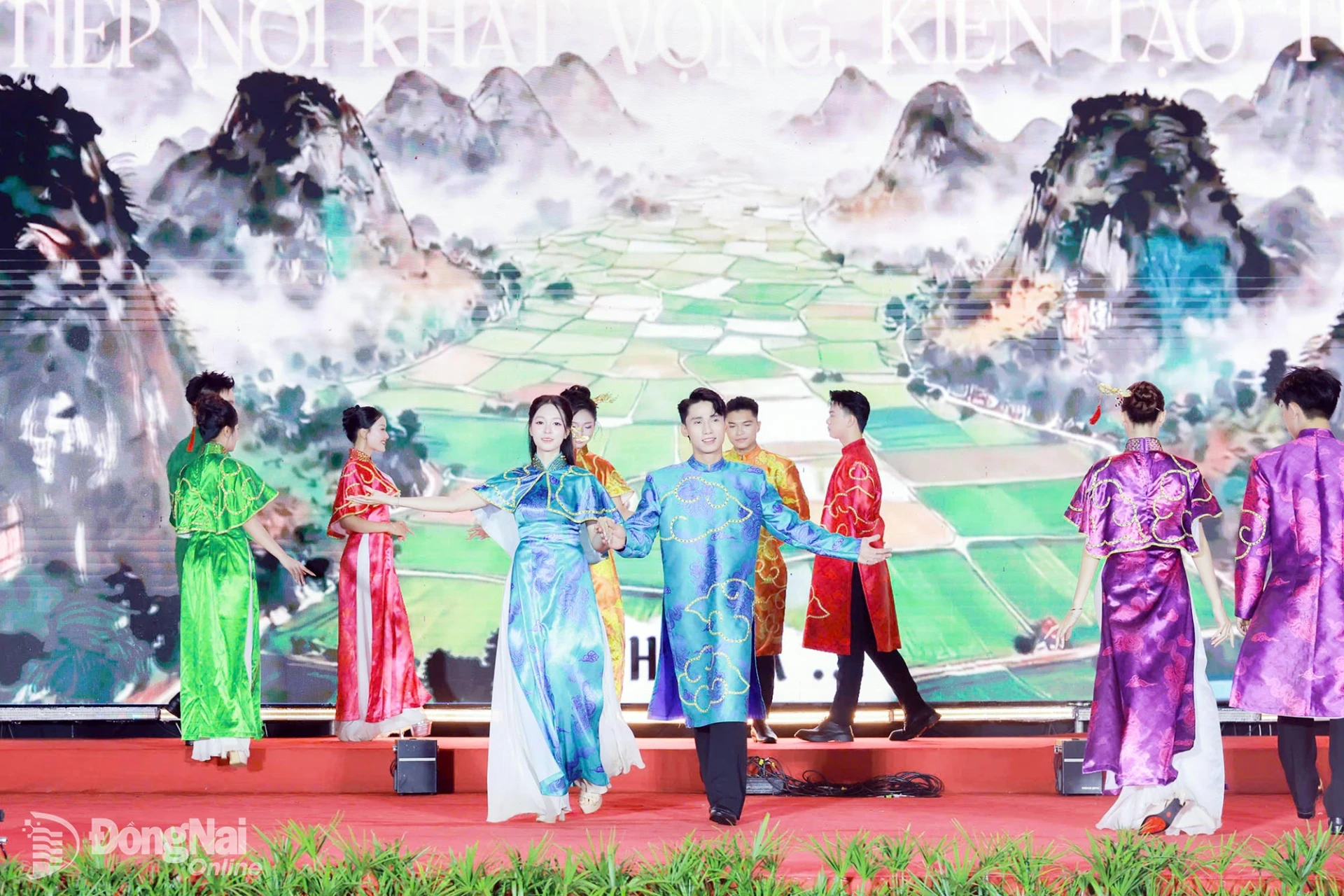 Sinh viên Trường đại học Lạc Hồng biểu diễn trang phục áo dài truyền thống đầy ấn tượng trong buổi lễ khai giảng.