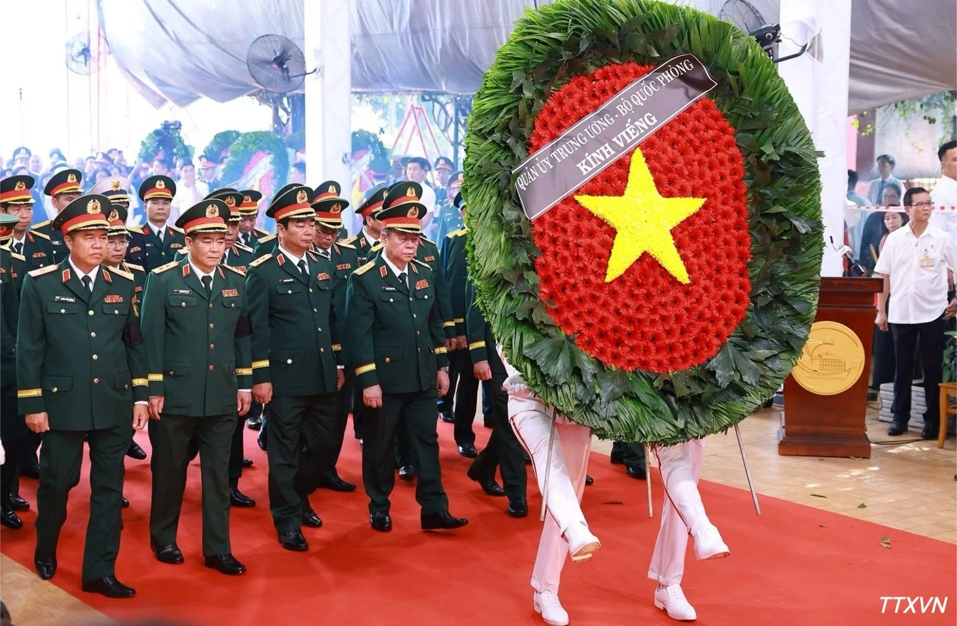 Đoàn Bộ Quốc phòng viếng các Anh hùng liệt sĩ được tìm kiếm, quy tập tại Công viên văn hóa Lê Thị Riêng, phường Hòa Hưng, Thành phố Hồ Chí Minh. (Ảnh: Dương Giang/TTXVN)
