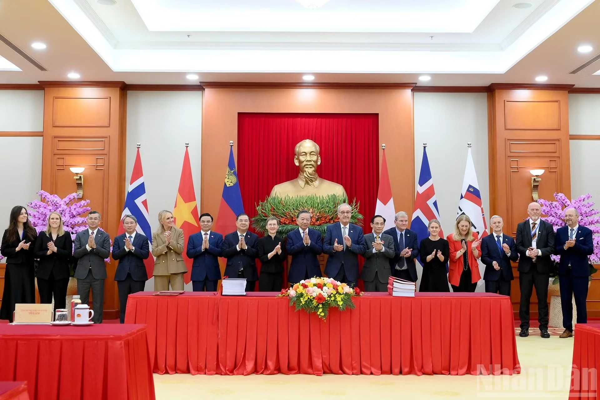 Tổng Bí thư, Chủ tịch nước Tô Lâm và các đại biểu tại Lễ ký kết Hiệp định Thương mại tự do Việt Nam-EFTA (VEFTA).
