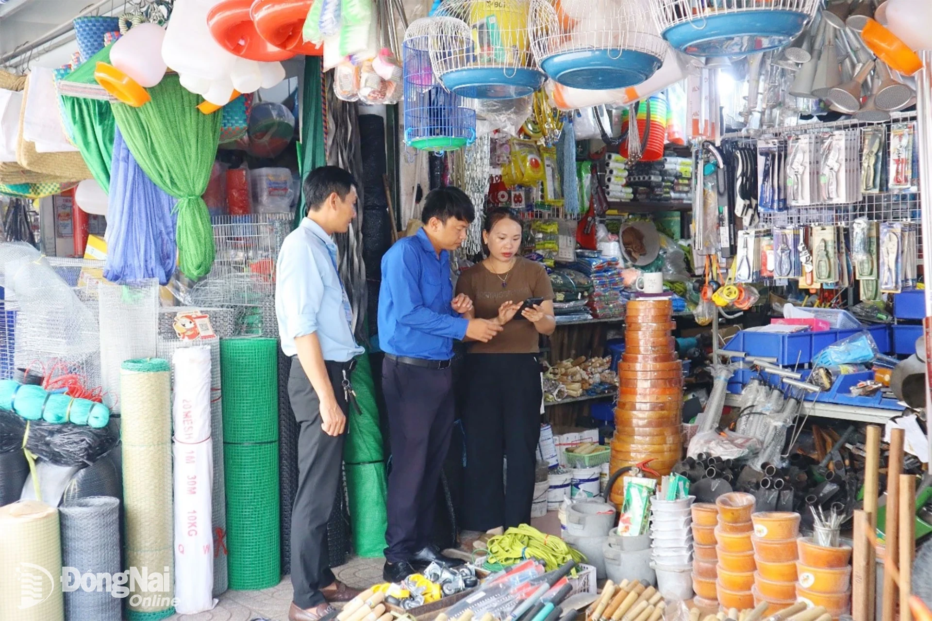 The Binh Phuoc Ward Community Digital Technology Team assists residents in installing and using digital applications. Photo: Nha Tram


