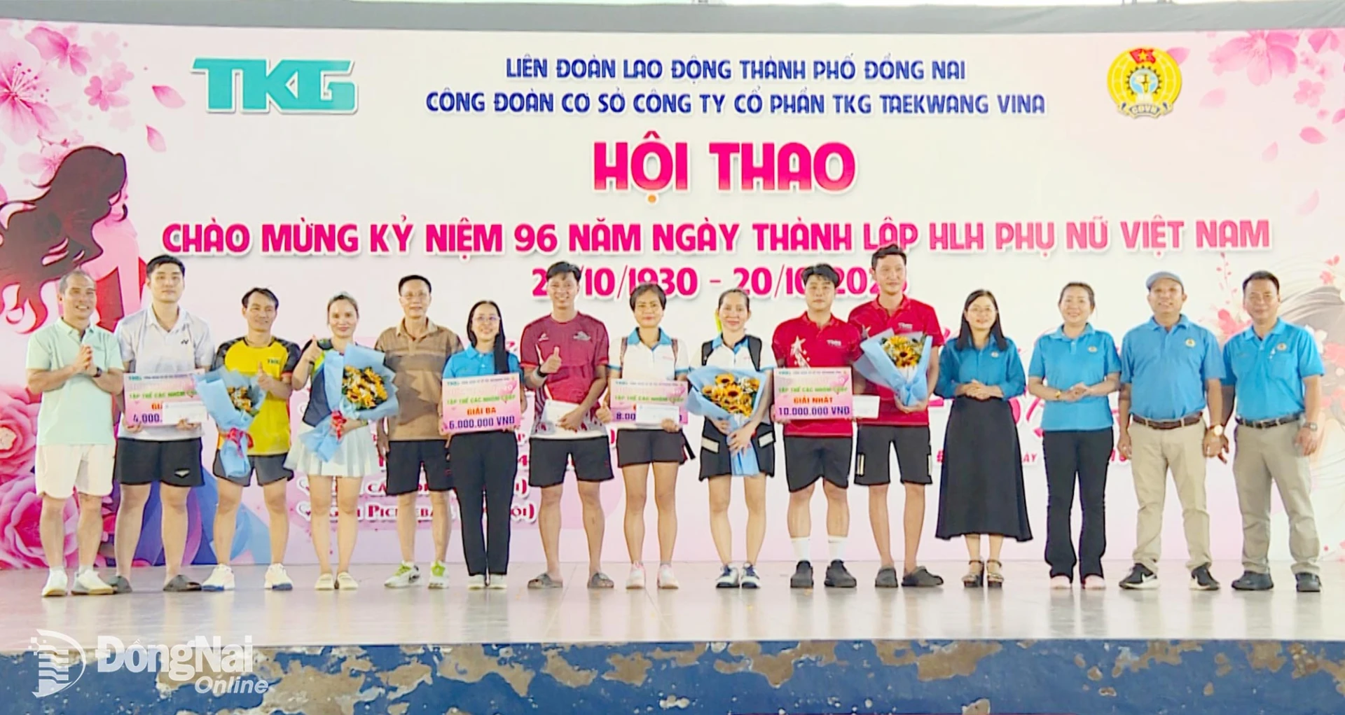 Công đoàn cơ sở Công ty cổ phần TKG Taekwang Vina (phường Trấn Biên) trao giải cho các đội tham gia. Ảnh: N.Hòa