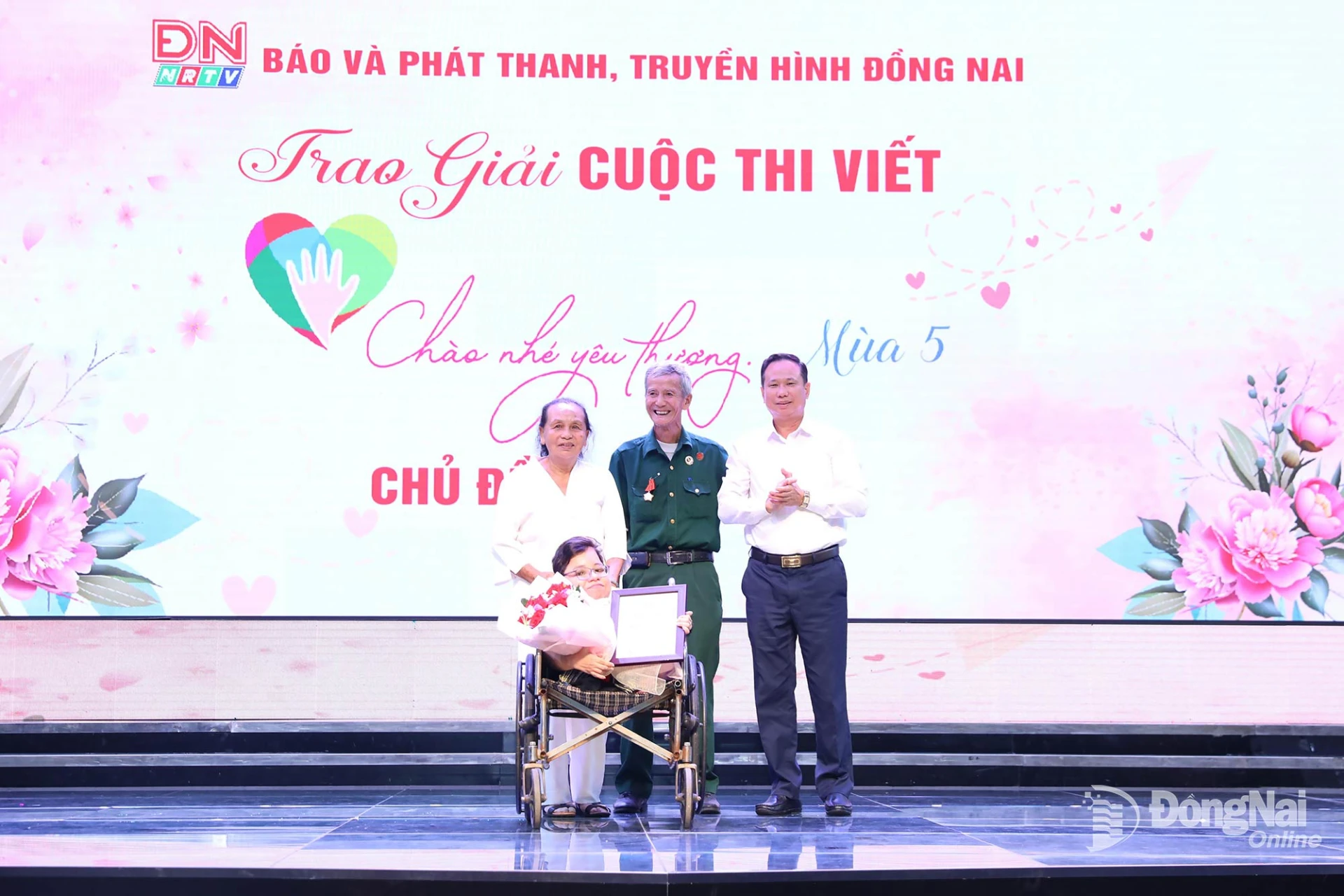 Deputy Director in charge of DNNRTV, Nong Thanh Tuan, presents the special prize to author Huynh Thanh Thao. Photo: Huy Anh - Cong Nghia

