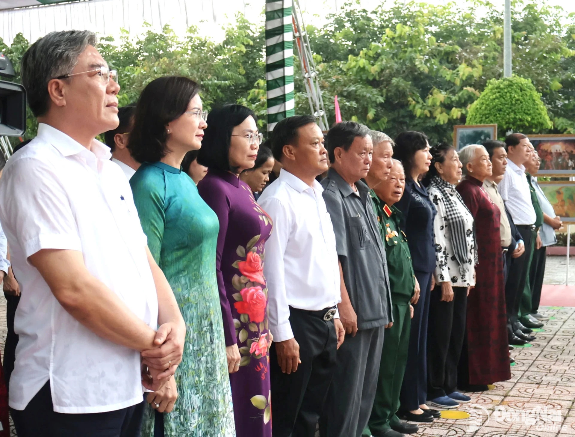 Delegates solemnly pay tribute to the martyrs at the Phu Rieng Do Monument. Photo: Nguyet Ha


